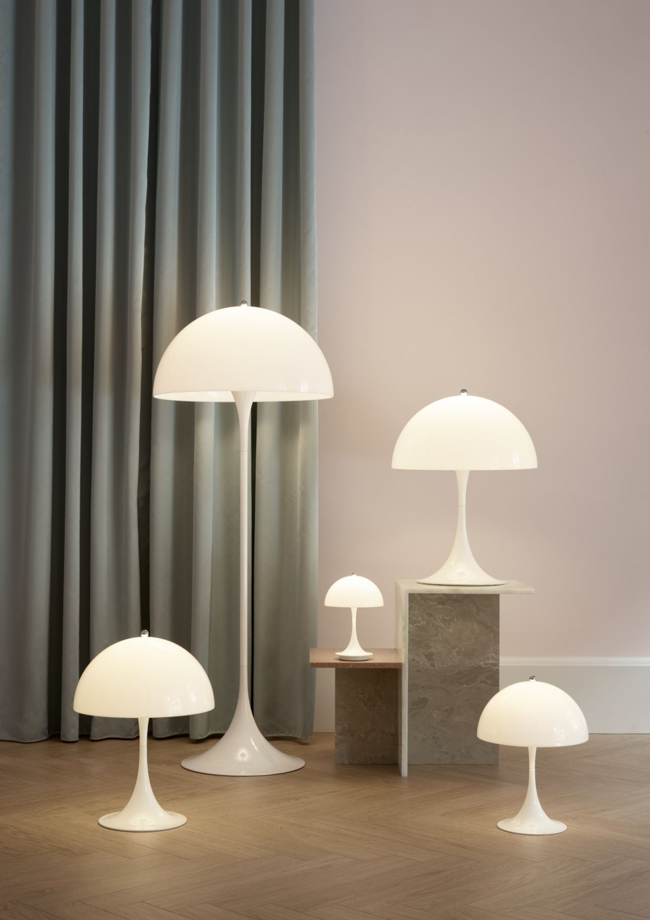 Verschiedene weiße Panthella Lampen: Stehleuchte, Tischleuchte und Mini-Tischleuchte von Verner Panton für Louis Poulsen.