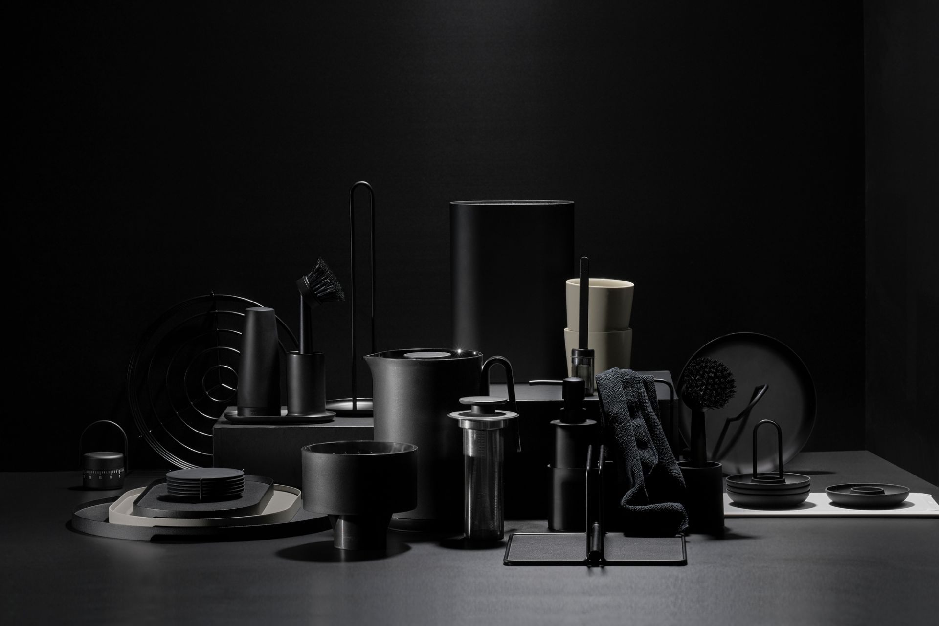 Produktfoto: Zone Denmark Küchenutensilien in Schwarz, inklusive Serviettenhalter, Spülbürste, Seifenspender und Geschirrtuch.