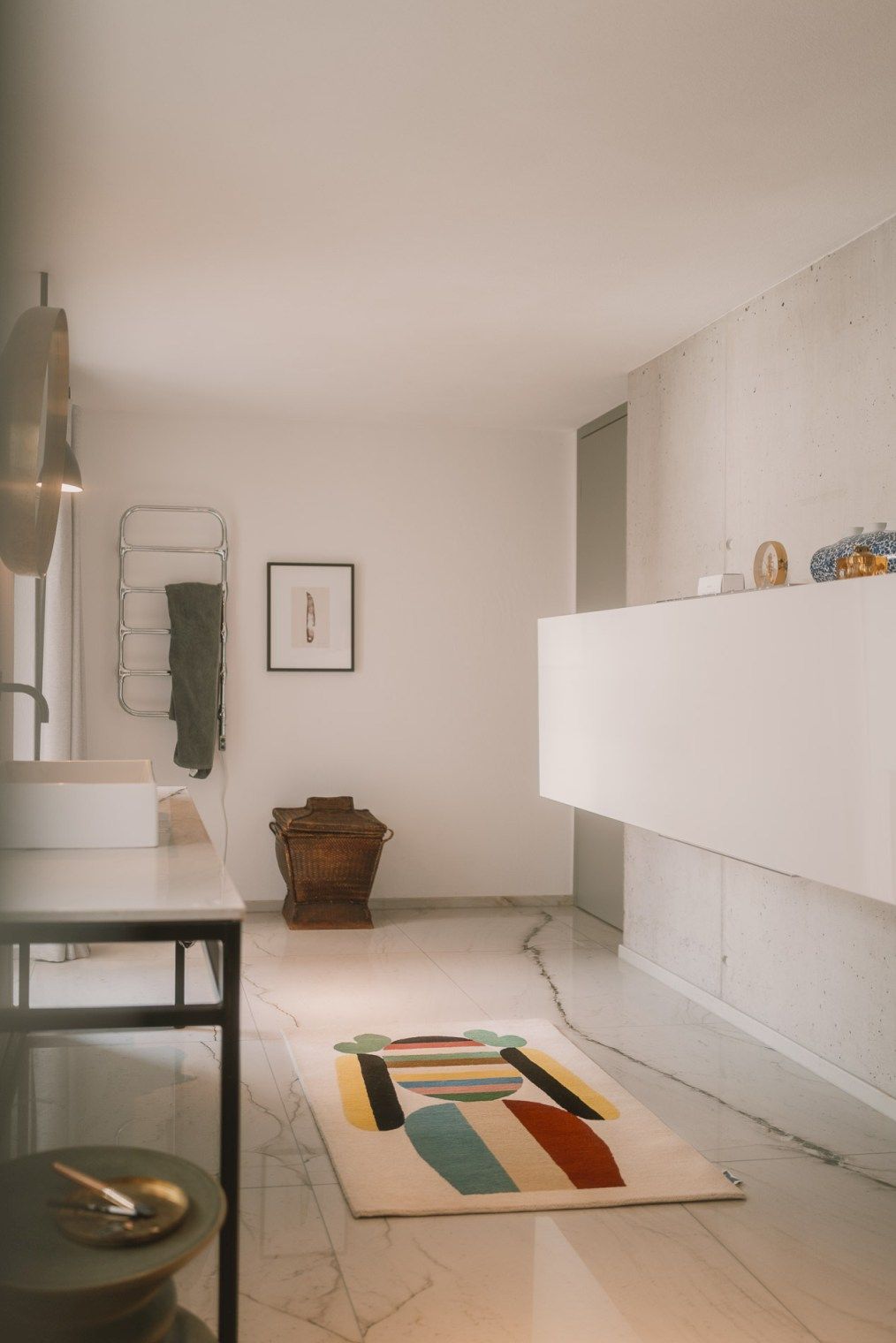 Badezimmer mit Bela Teppich von Designercarpets, abstrakte Formen und Streifen in Beige, Gelb, Blau und Rot.