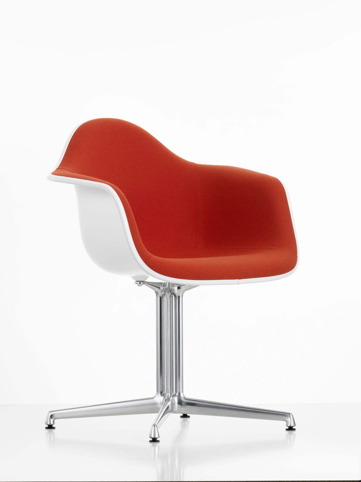 Vitra Eames Plastic Arm Chair DAL, vollgepolsterter Stuhl mit rotem Stoffbezug und Chromfuß.