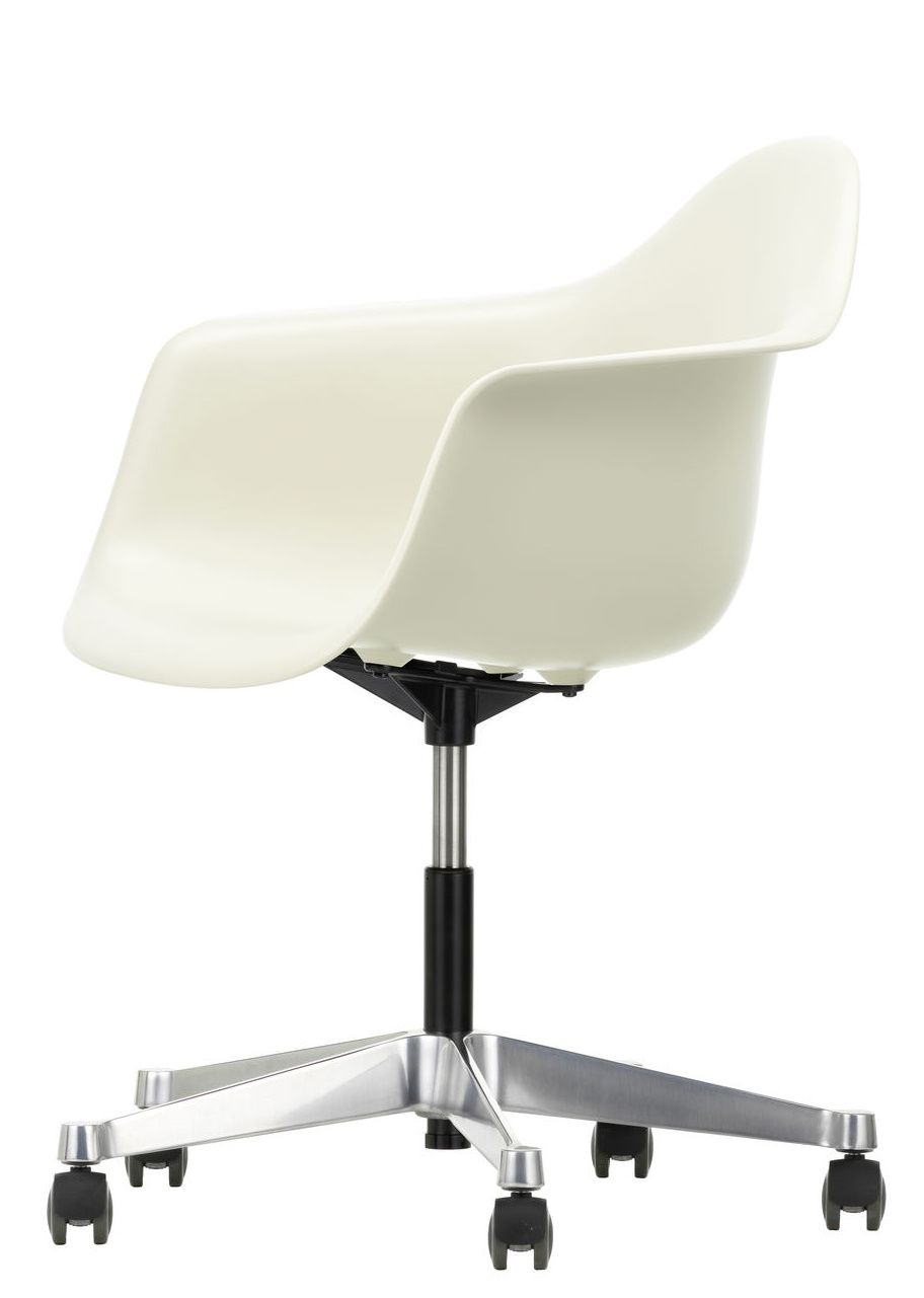Eames Plastic Arm Chair PACC Stuhl von Vitra in Cremeweiß mit Rollenfuß und Armlehnen.