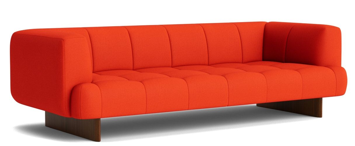 Quilton Sofa von Hay, modernes 3-Sitzer Sofa in auffälligem Orange mit dunklem Holzfußgestell.