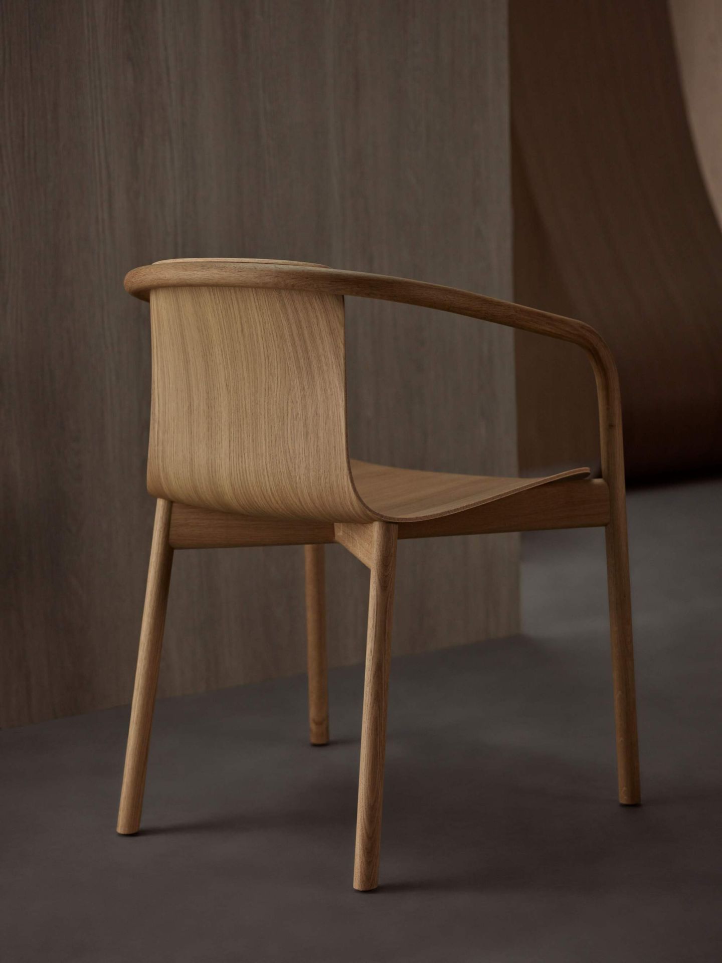 Osuu Chair von Walter Knoll, moderner Holzstuhl mit Armlehne und minimalistischem Design.