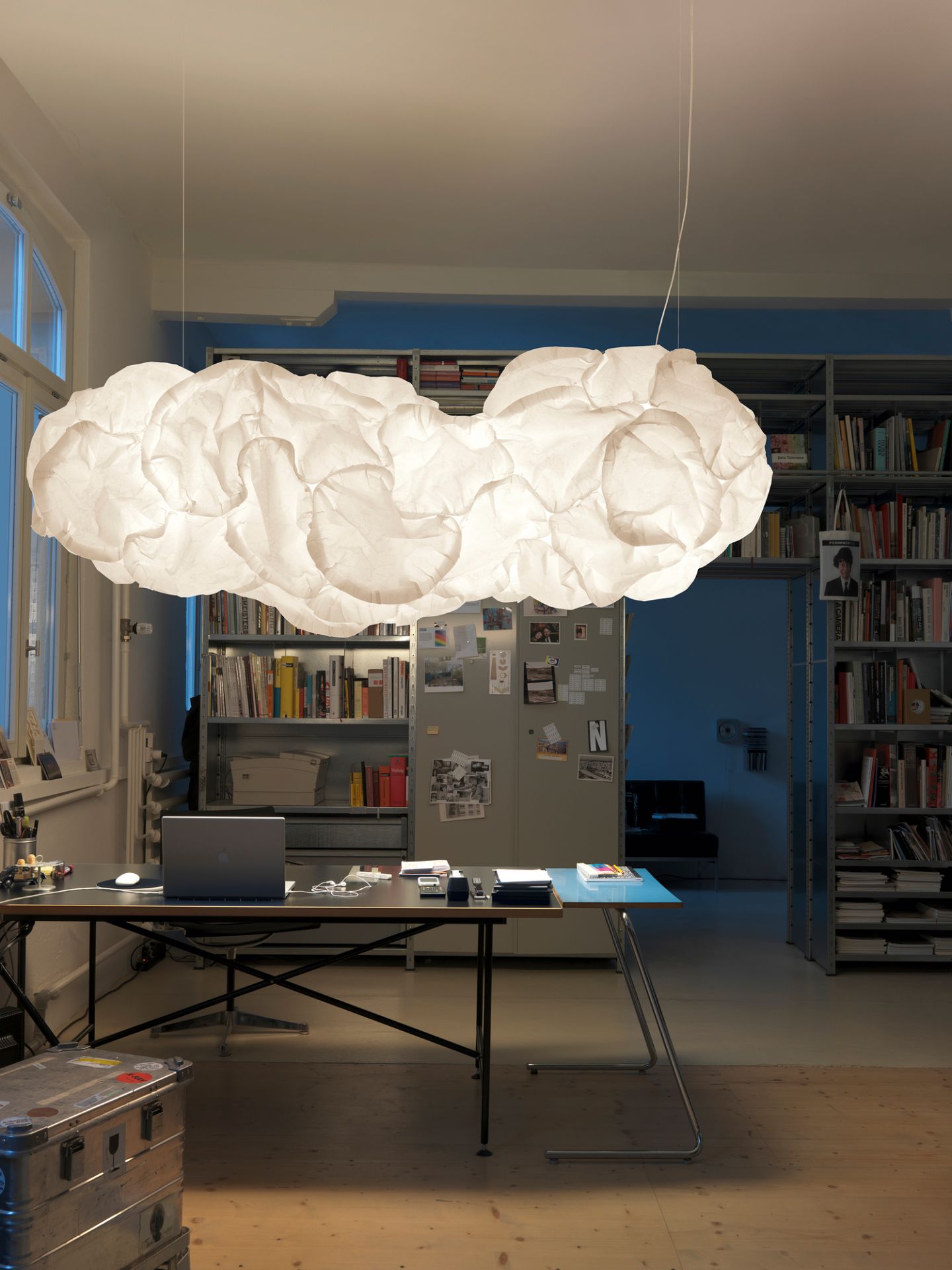 Nahaufnahme der Belux Mamacloud LED Pendelleuchte, eine moderne Wolkenlampe über einem Schreibtisch.