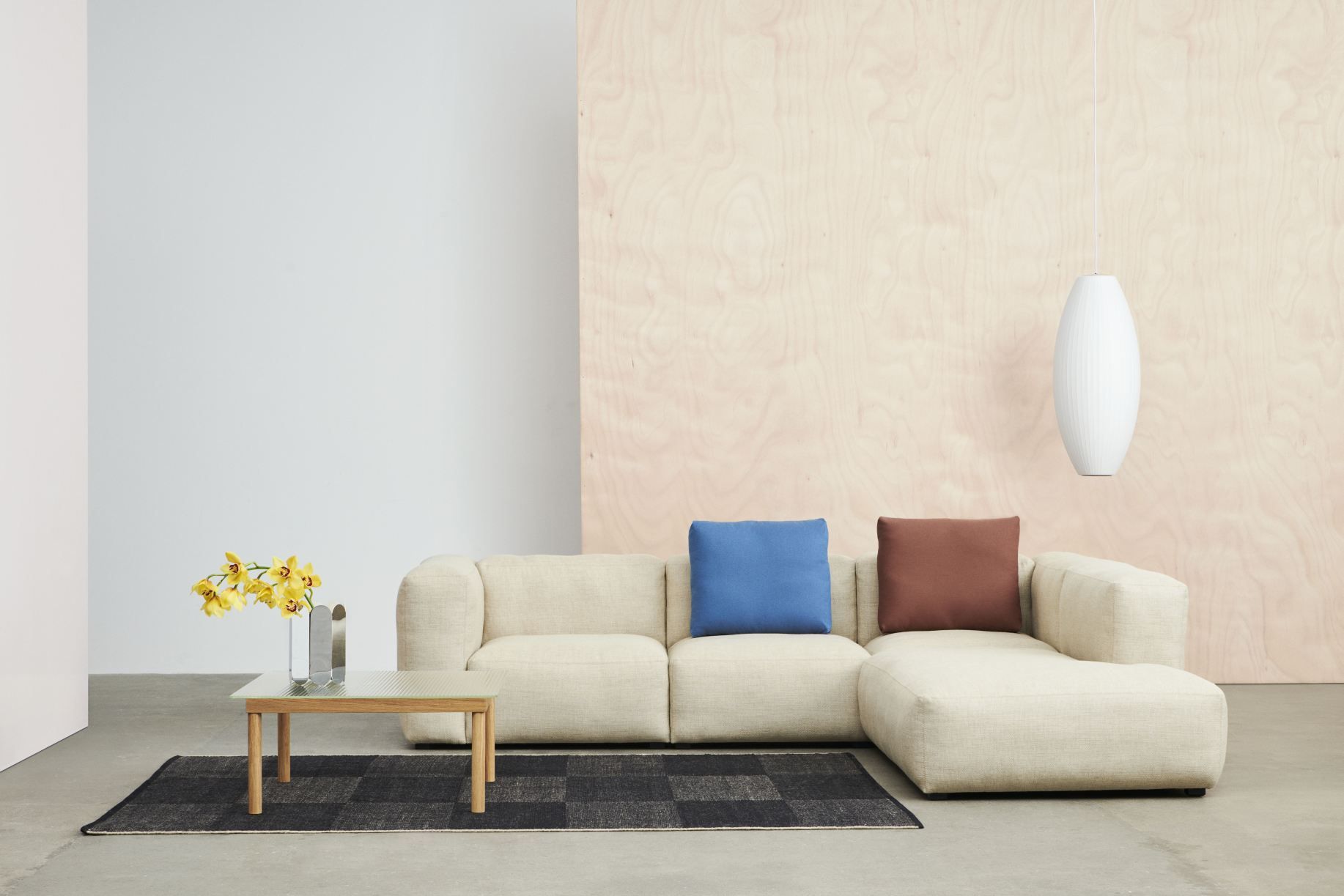 Beige Mags Soft Sofa mit Armlehne rechts und farbigen Kissen. Modernes Ecksofa für Wohnzimmer.