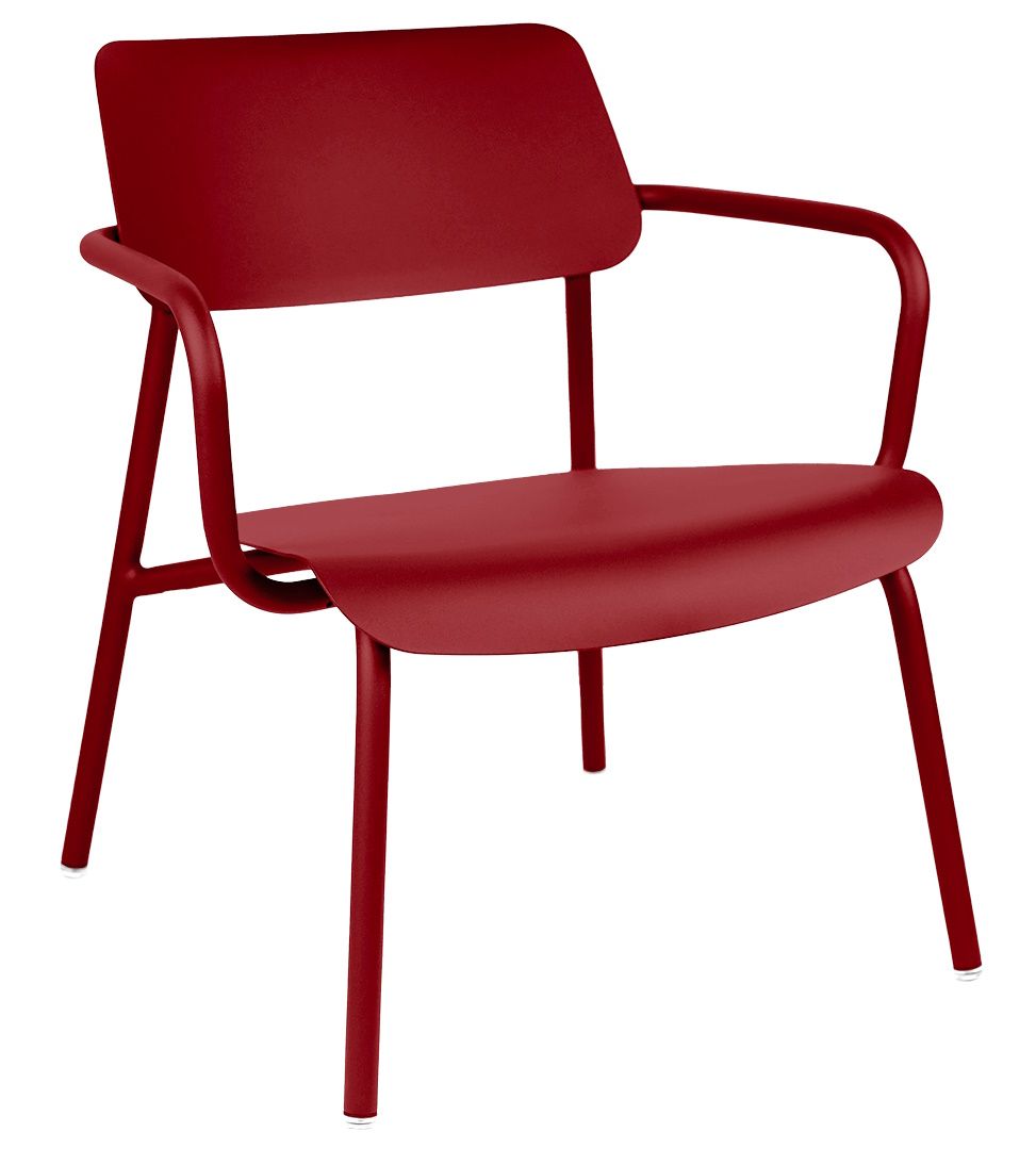 Roter Studie Lounge Sessel von Fermob für den Außenbereich, moderner Gartenstuhl aus Metall.