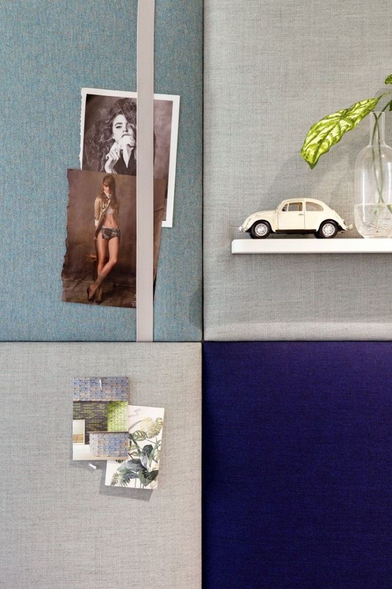 Detailaufnahme von Cascando Pillow Grid Wandpaneelen in Blau, Grau und Lila mit Dekoration.