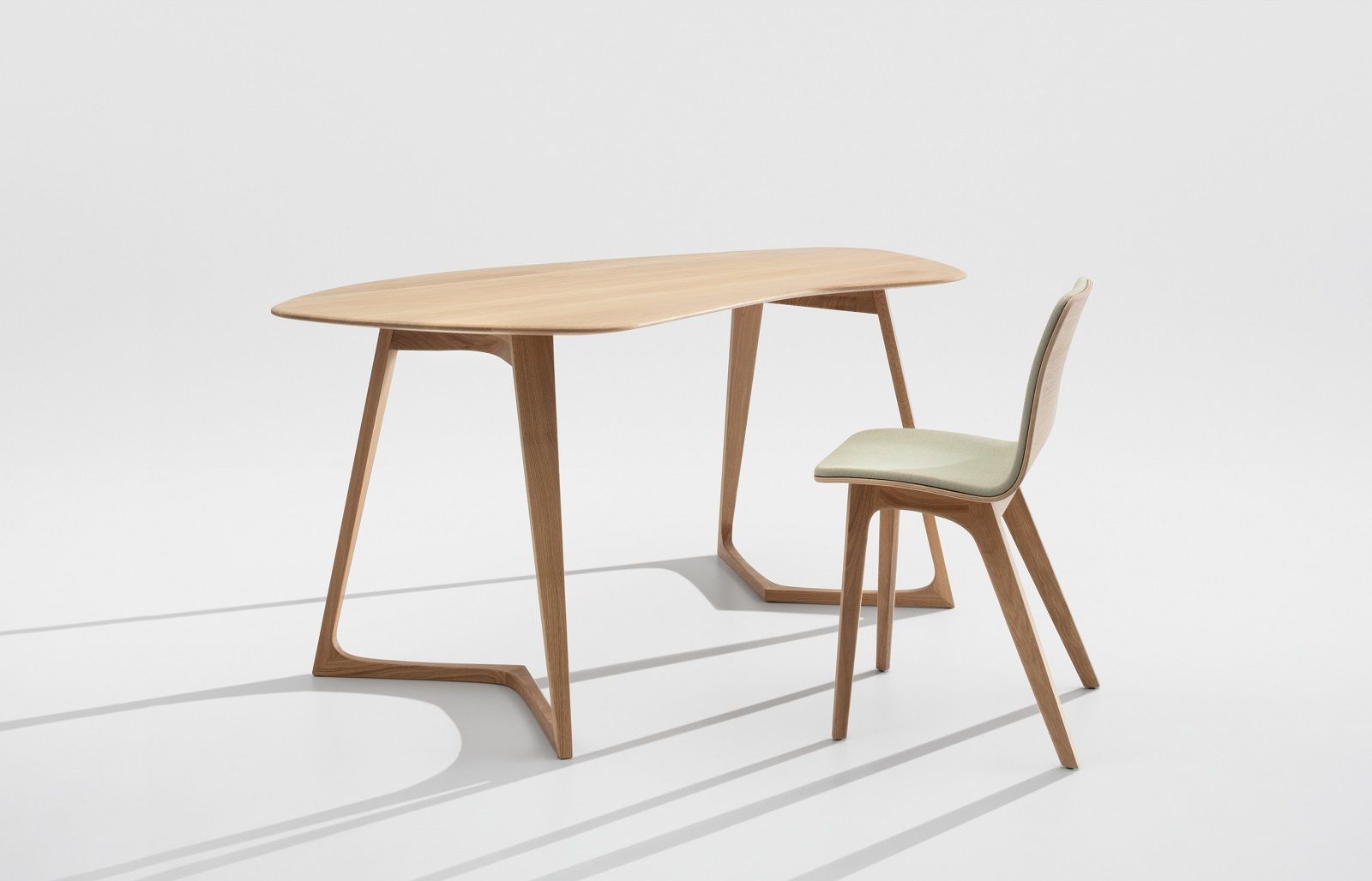 Twist Office Tisch aus Holz mit passendem Stuhl, modernes Design für Büro und Arbeitszimmer.