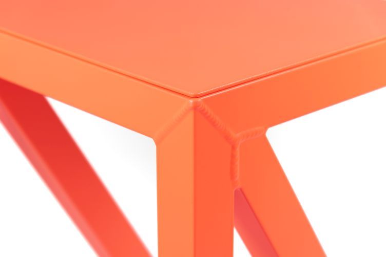 Detailaufnahme eines orangefarbenen Bureaurama Hockers von Magis, der die Konstruktion und die Schweißnähte zeigt.
