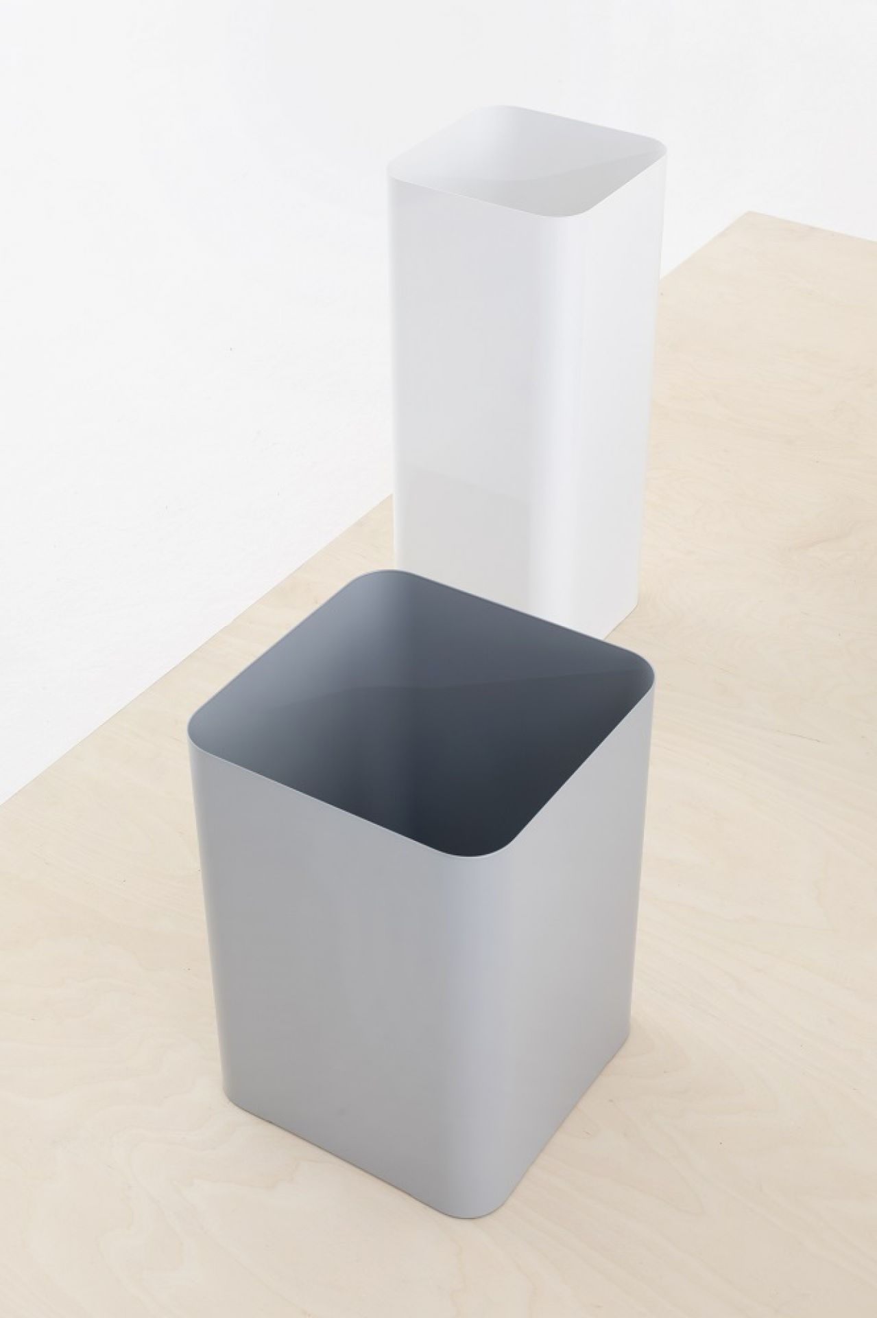 Flow II Papierkörbe von Cascando in Weiß und Grau, quadratisch, für Büro und Arbeitszimmer.