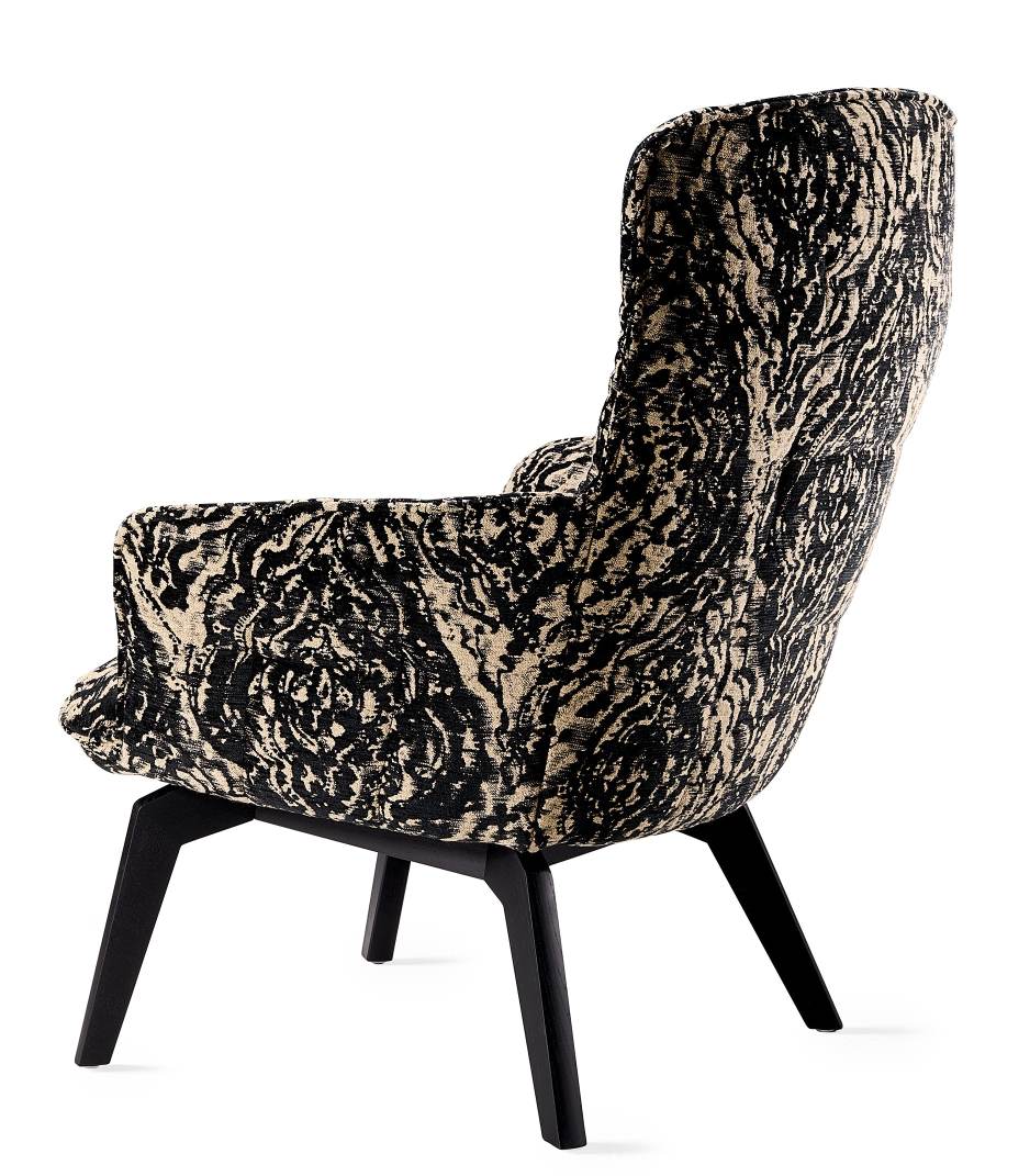Marla Easy Chair High von Freifrau Manufaktur, Sessel mit hohem Rücken und schwarz-beige gemustertem Stoff.