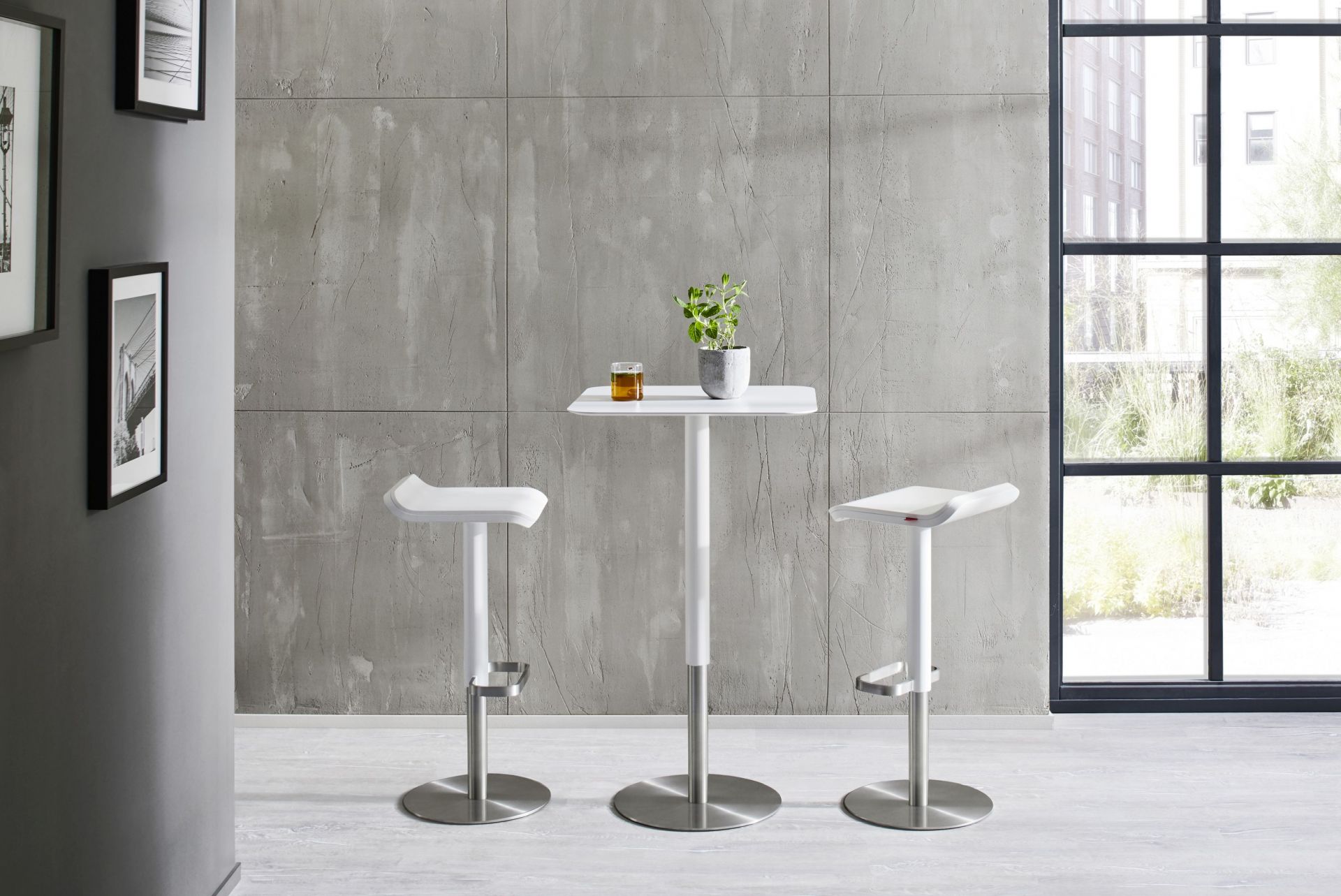 Weißer ED Barhocker von Moree, höhenverstellbar, mit Edelstahlfuß und passendem Bartisch. Modernes Design für Küche und Bar.