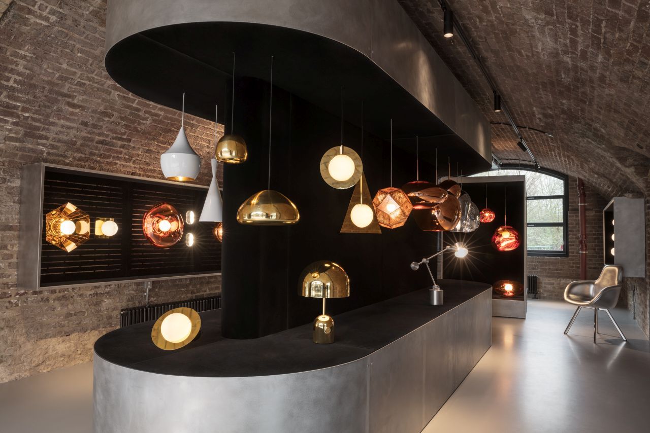 Ausstellung verschiedener Tom Dixon Lampen, darunter die Melt Mini Pendelleuchte in Silber.