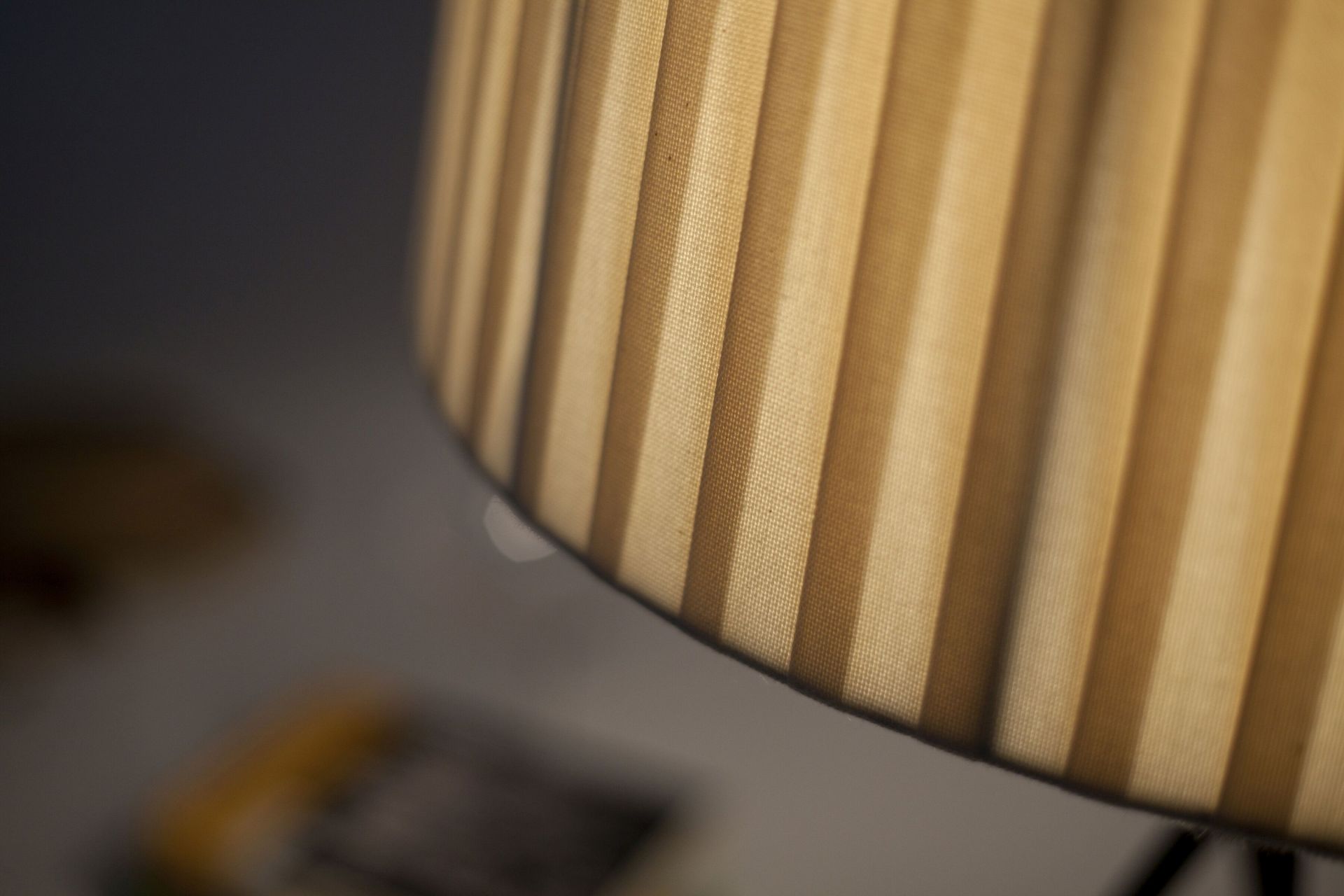 Detailaufnahme des plissierten Lampenschirms der Tripode G6 Tischleuchte von Santa & Cole.