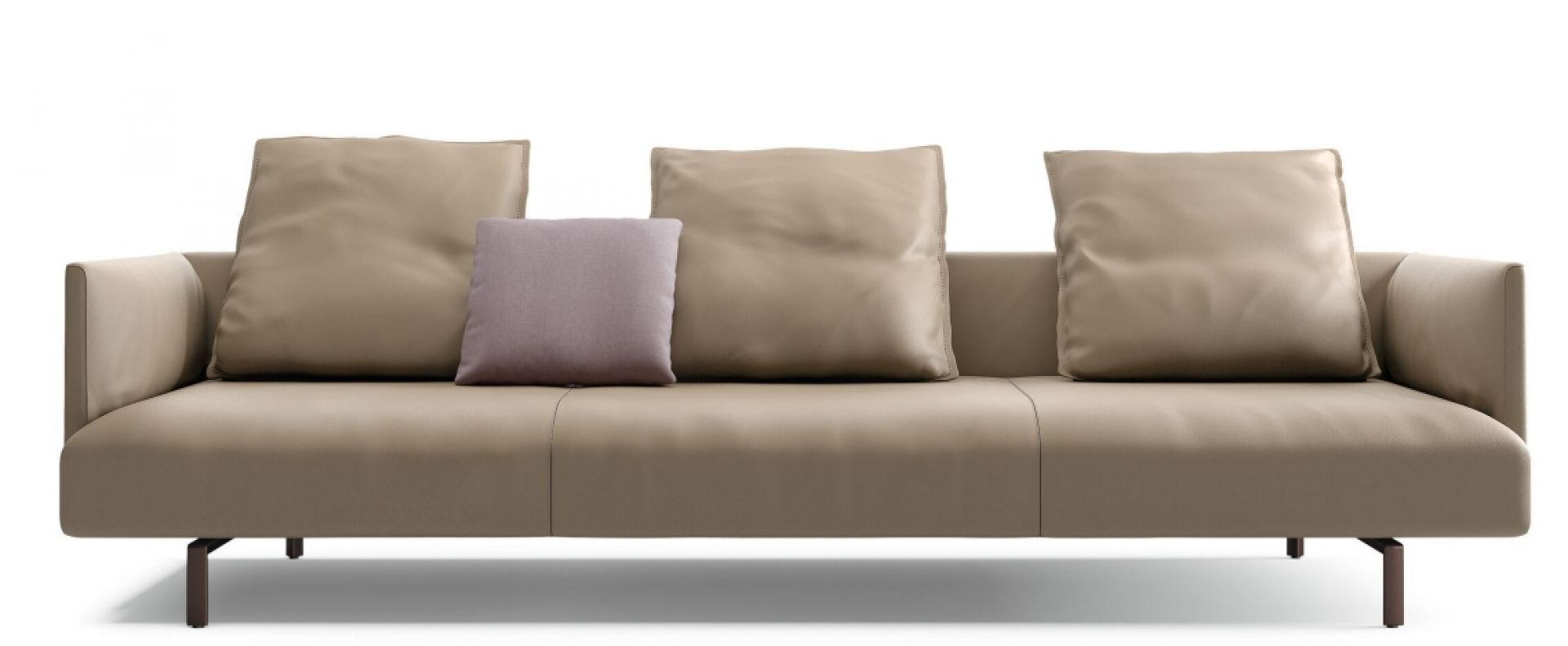 Beiges Muud Sofa von Walter Knoll mit drei losen Kissen auf schlanken Füßen.