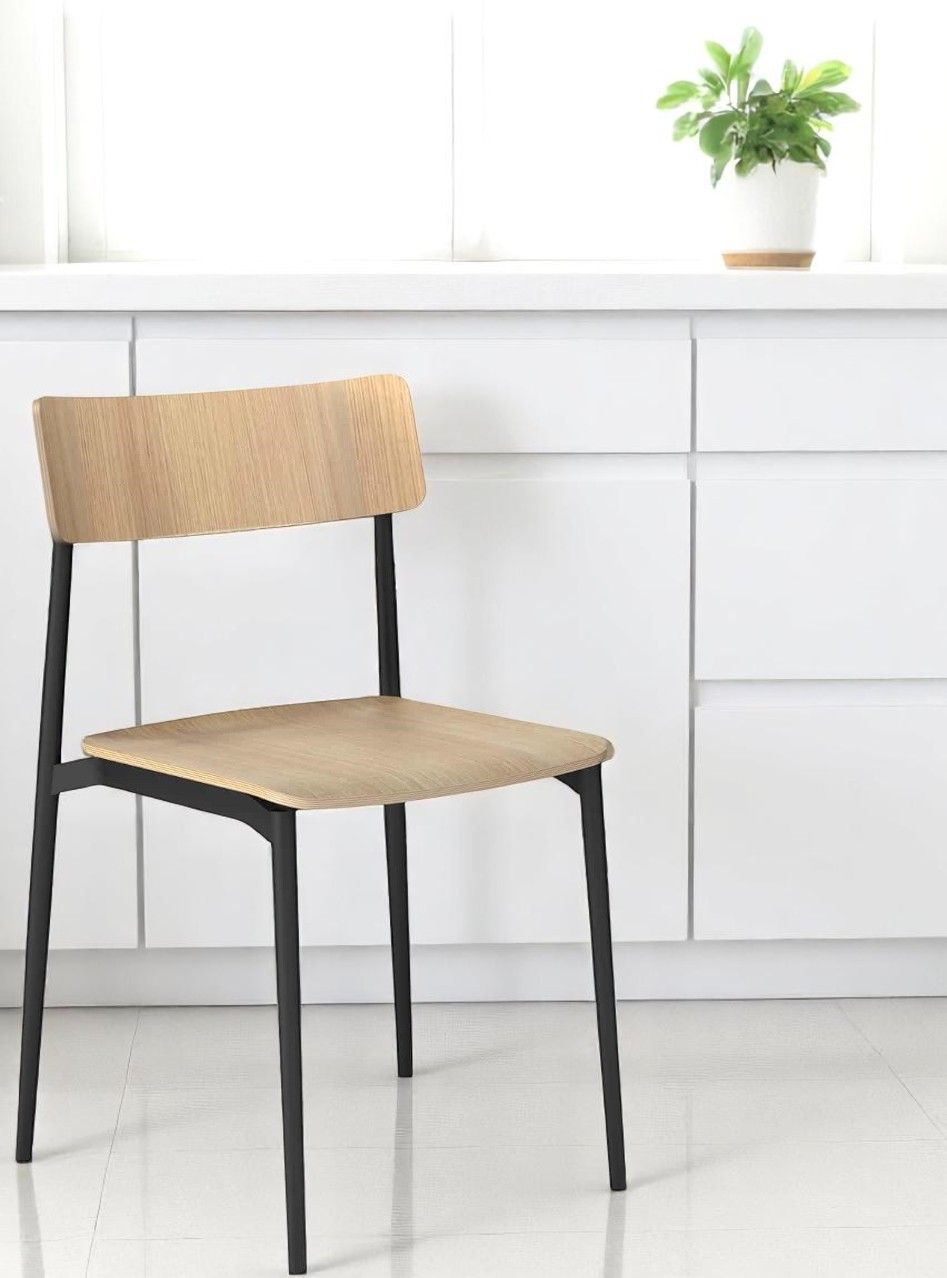 Cult-Wood Chair Stuhl von Segis  mit hellem Holz und schwarzem Metallgestell vor weißem Hintergrund.