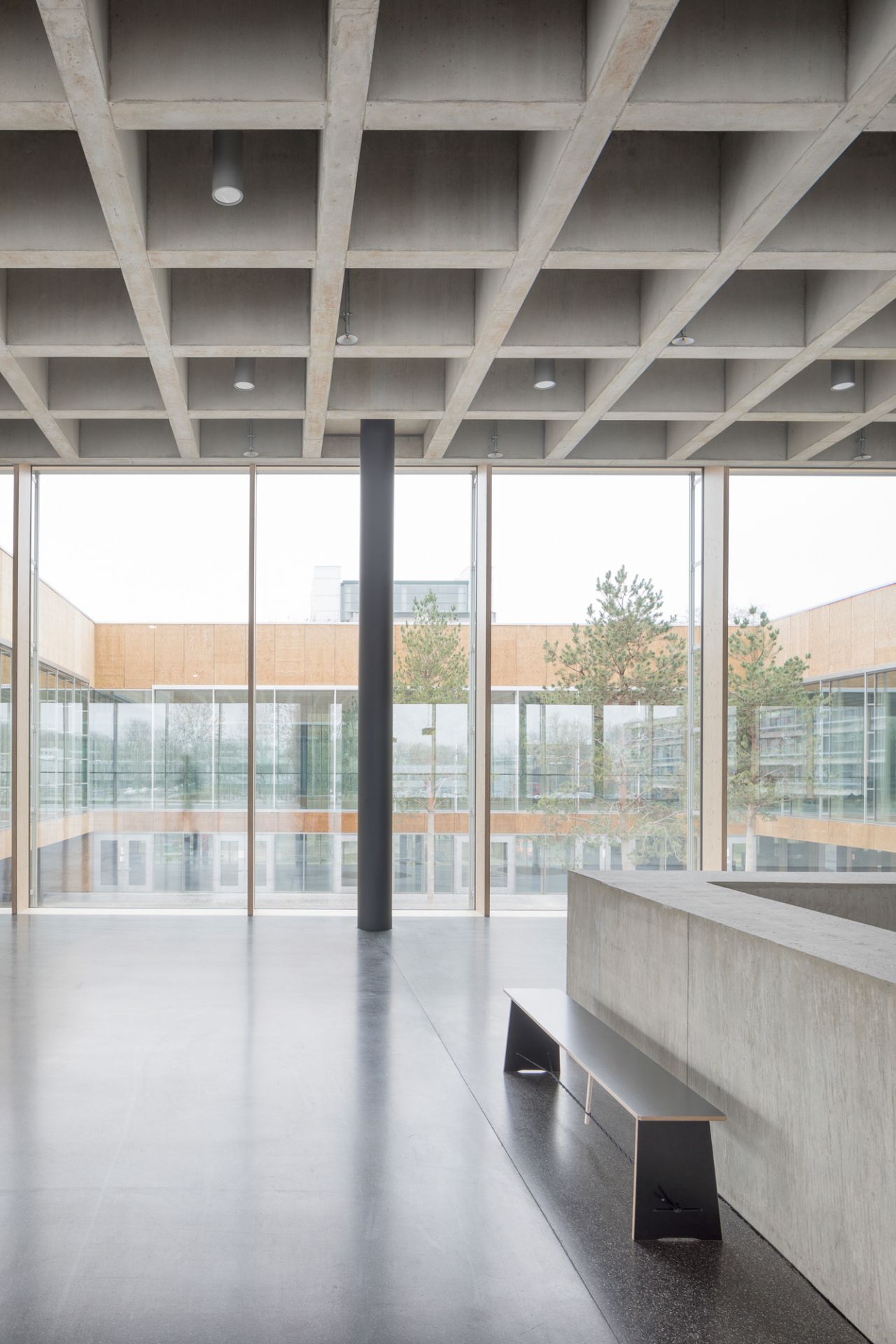 Langer Max Sitzbank von Nils Holger Moormann, minimalistisches Design, schwarzes Gestell, modernes Interieur.