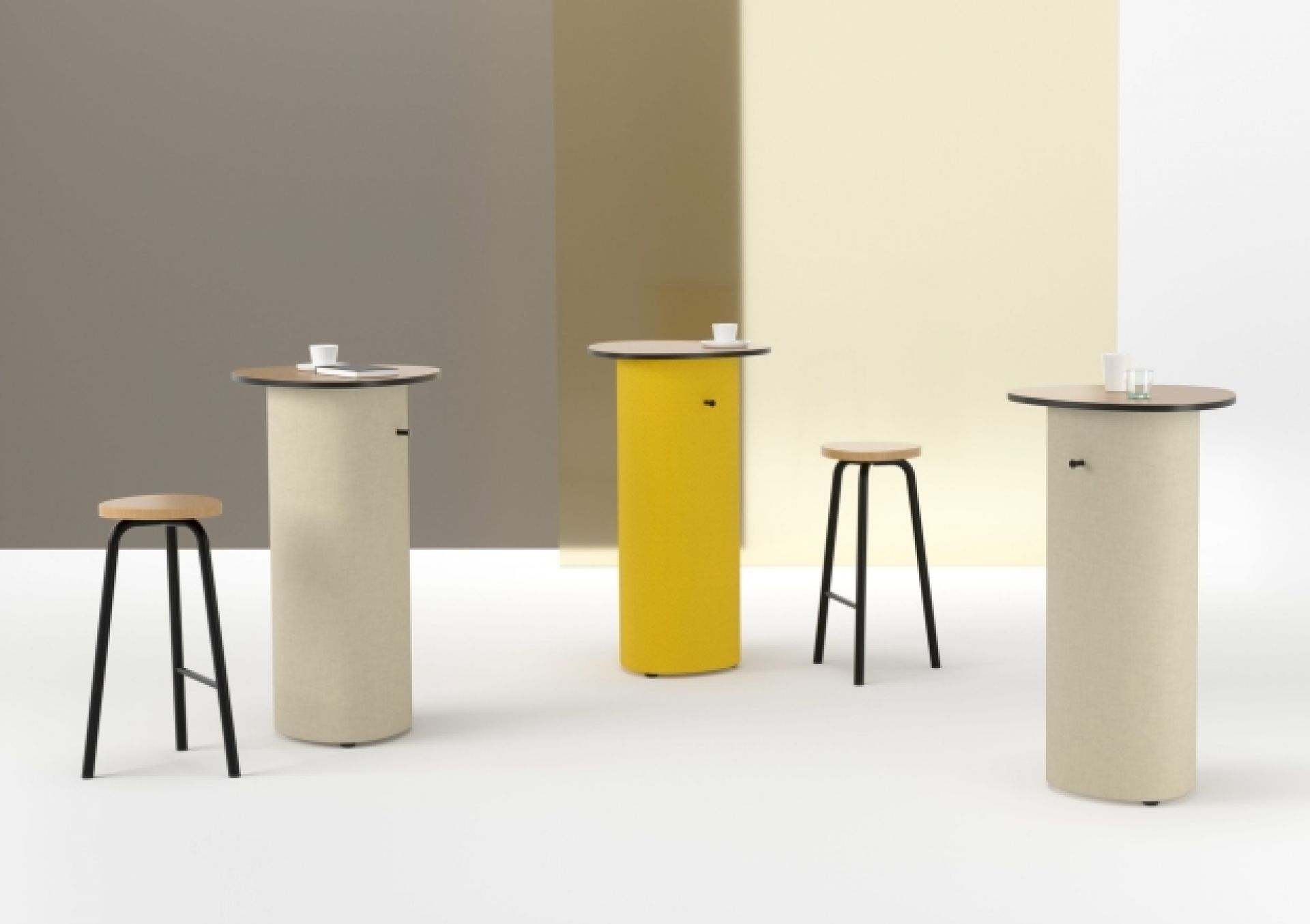 Cascando Pully Pillar Stehtische in Beige und Gelb mit passenden Hockern für Besprechungen.
