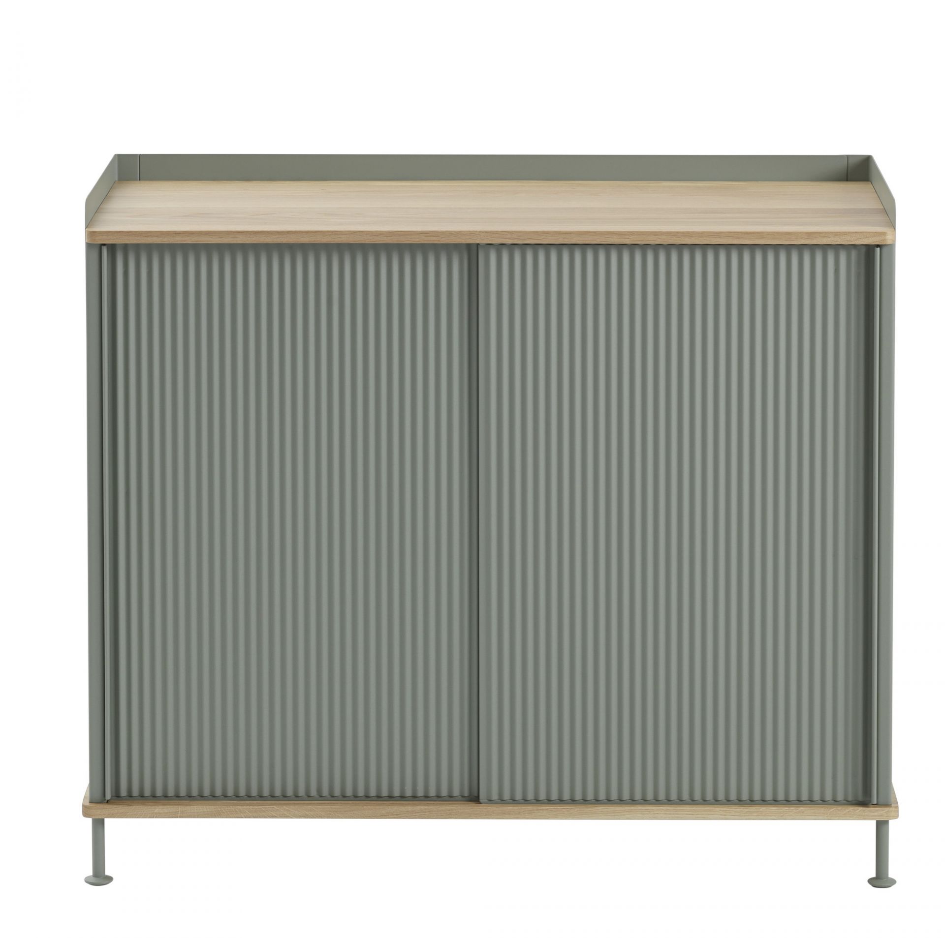 Muuto Enfold Sideboard Tall in Grau mit gerippten Schiebetüren und hellem Holzdeckel auf schlanken Füßen.