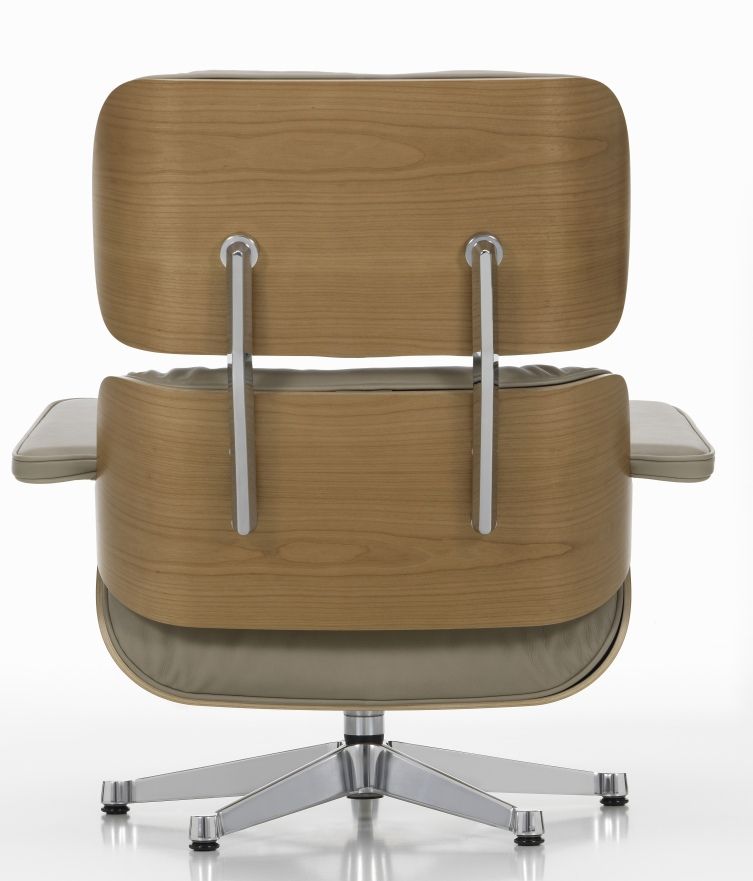 Rückansicht des Eames Lounge Chair Sessels von Vitra mit hellem Holz und grauem Leder.