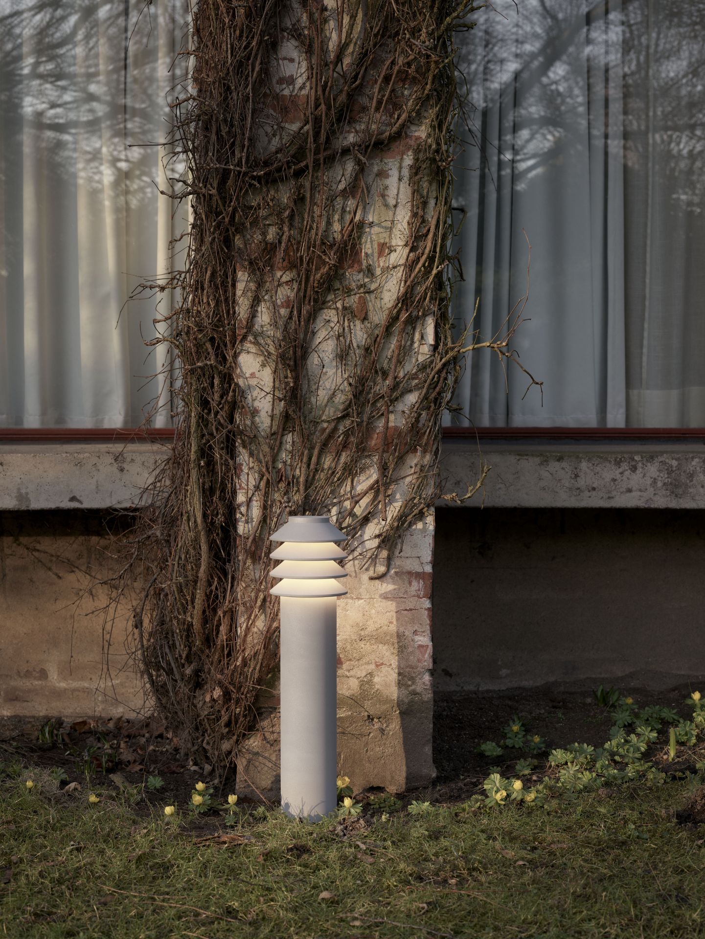 Bysted Garden Pollerleuchte von Louis Poulsen im Außenbereich, moderne Gartenbeleuchtung aus Aluminium, warmweißes Licht.