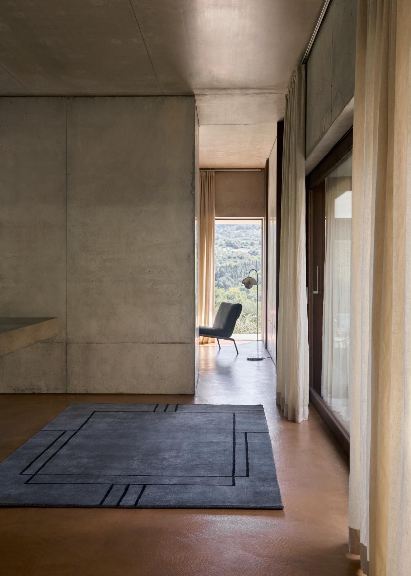 AndTradition Cruise Teppich AP11 in grau mit geometrischem Muster in modernem Wohnraum.