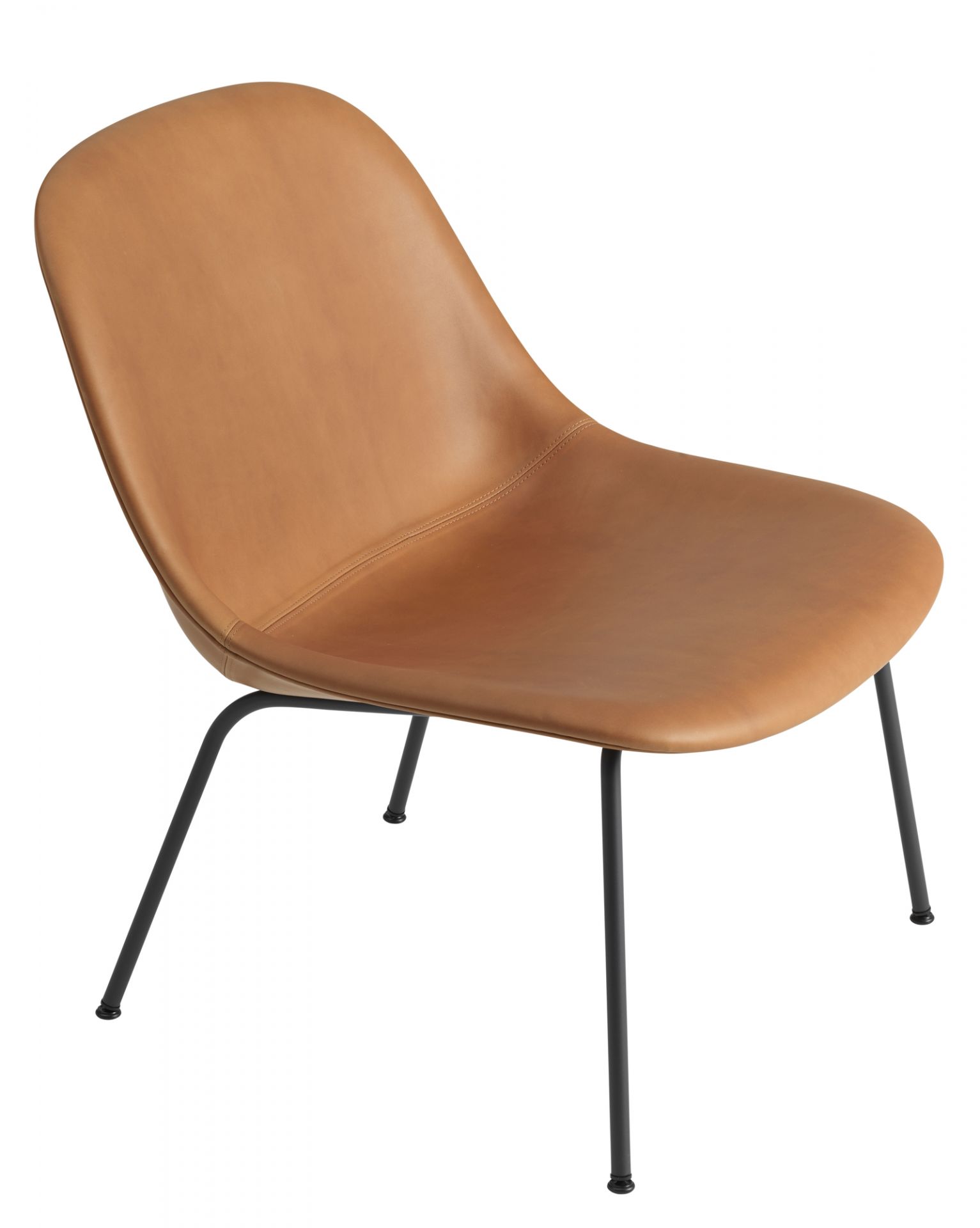 Muuto Fiber Lounge Chair mit Lederbezug in Cognac und schwarzem Stahlrohrgestell.