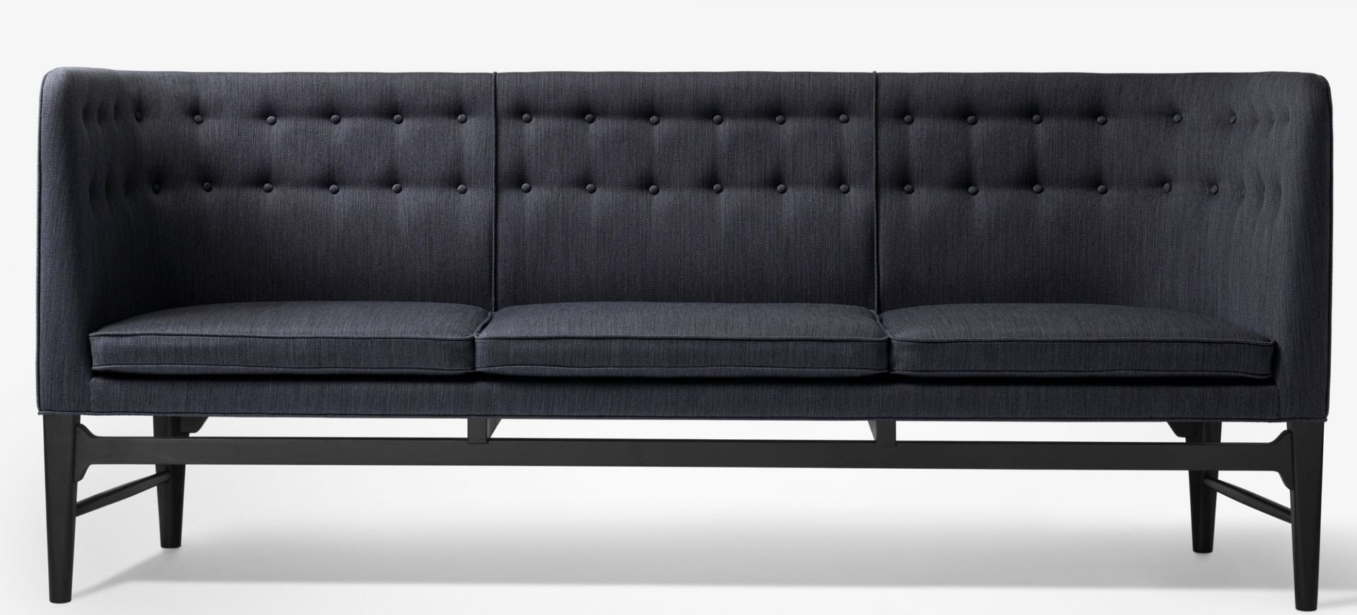 Dunkelgraues Mayor Sofa von AndTradition, ein 3-Sitzer mit Knopfleiste und schwarzem Holzgestell.