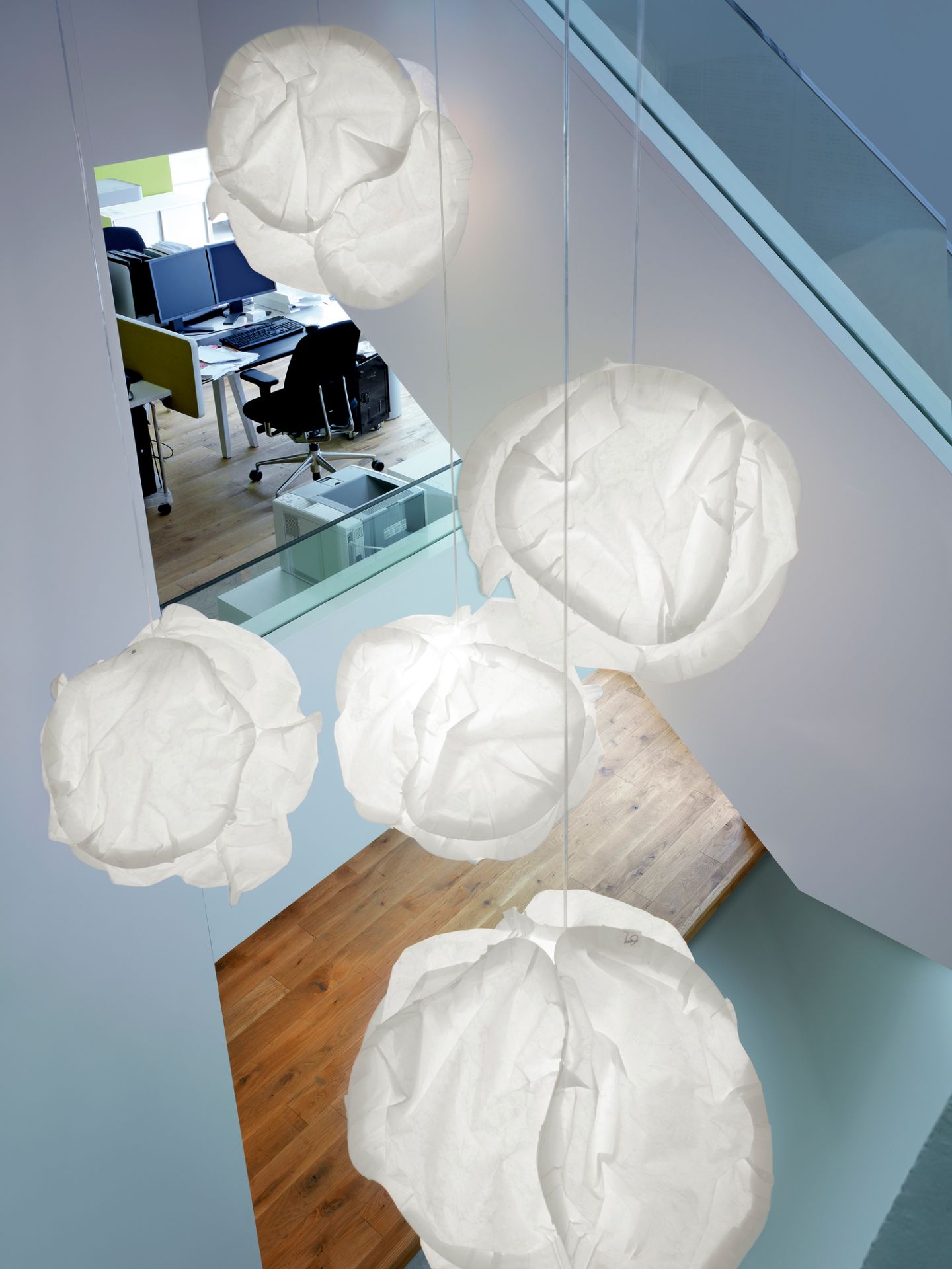 Cloud LED Pendelleuchte von Belux, weiße Wolkenlampe im Büro, moderne Innenbeleuchtung und Design.