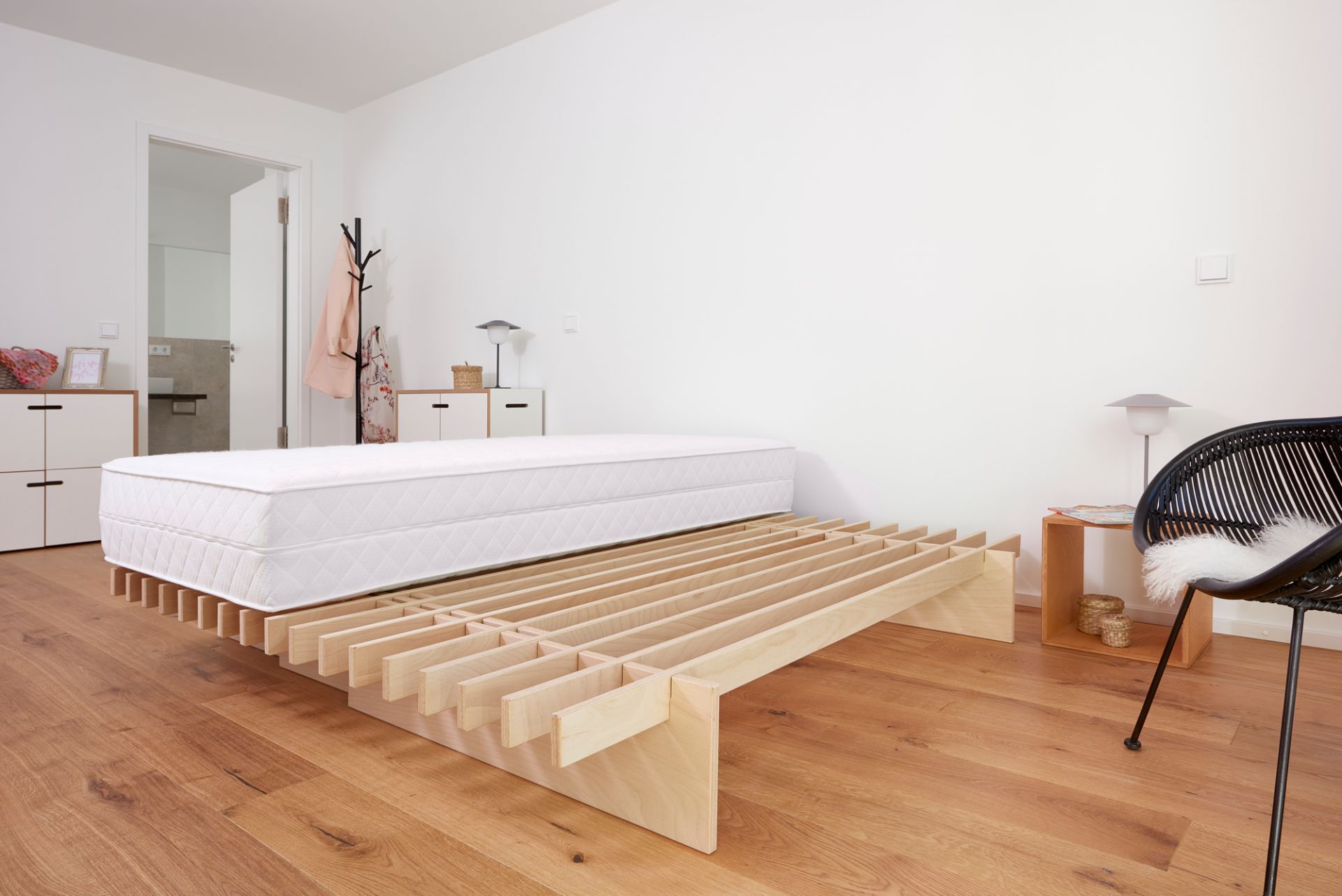 Tojo Faltmatratze Ergo auf Lattenrost im Schlafzimmer. Ergonomische Matratze für erholsamen Schlaf.
