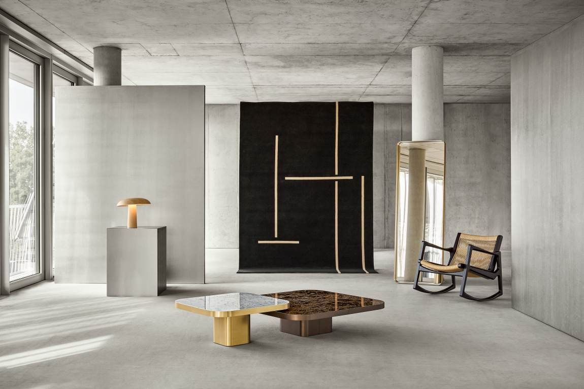 Bow Coffee Table Couchtisch No. 5 ClassiCon in modernem Wohnraum mit Teppich, Sessel und Lampe.