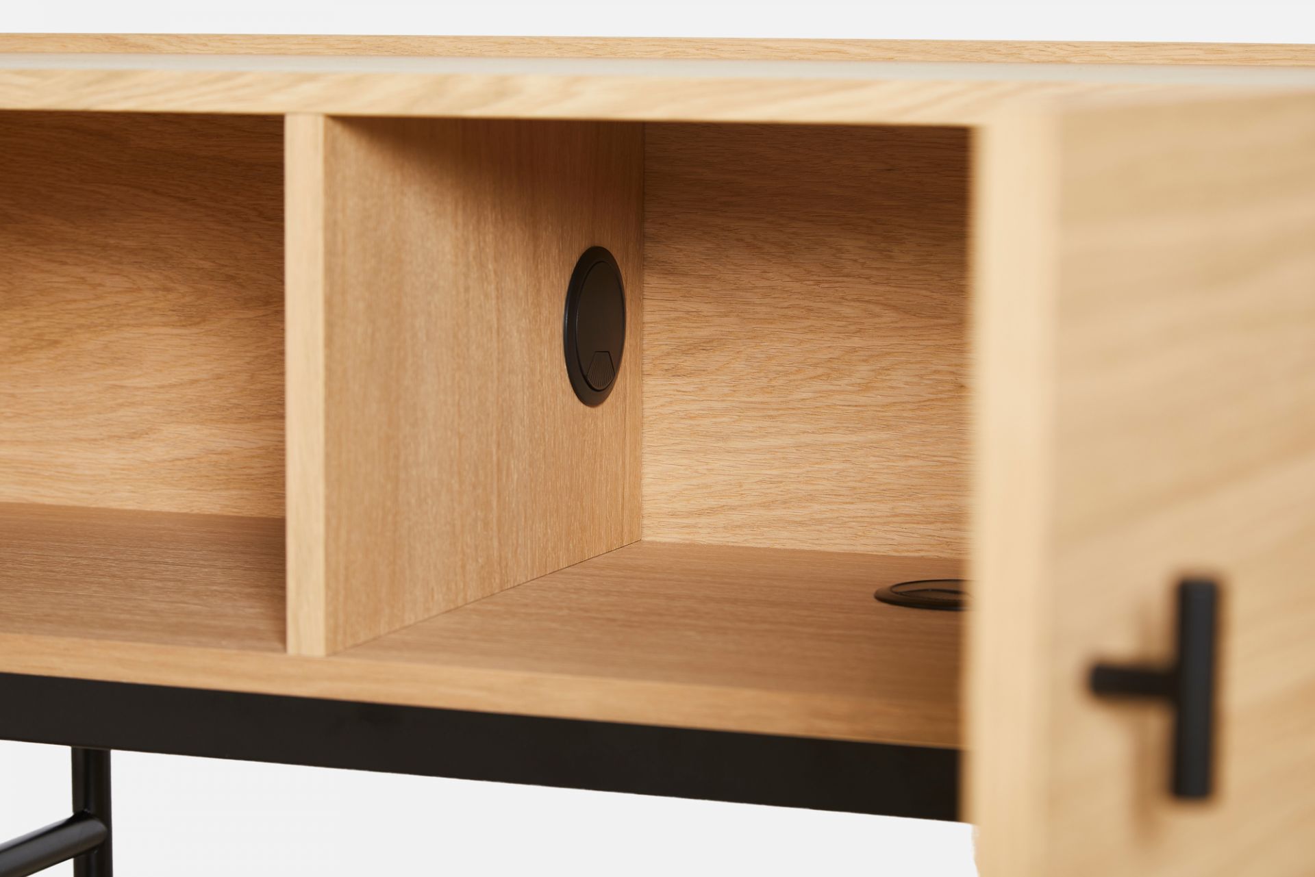 Detailaufnahme vom Inneren des Array Sideboards von Woud (150cm) aus Eiche mit Kabeldurchlässen.