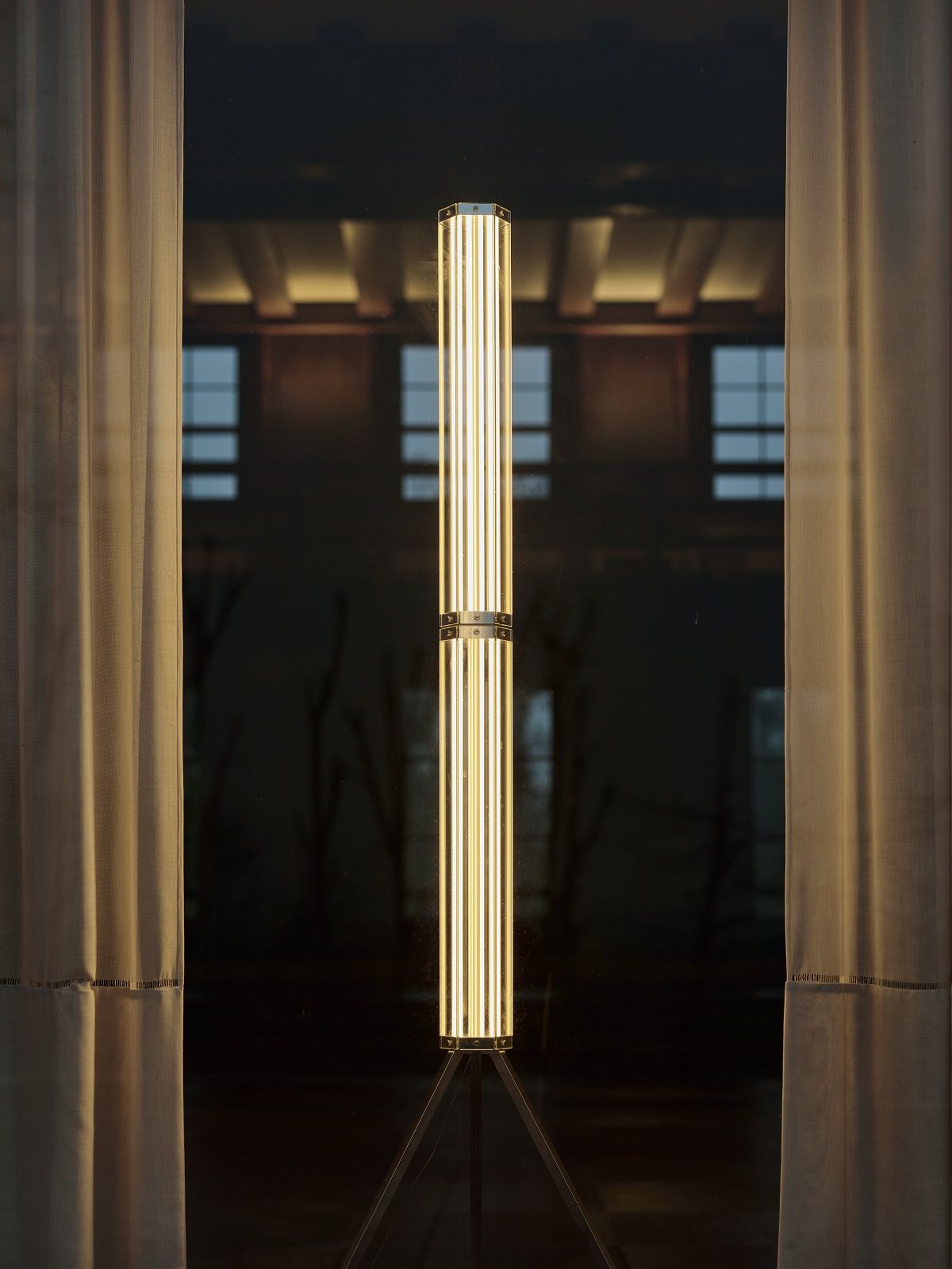 Superwire F Stehleuchte von Flos: Moderne Stehlampe mit vertikalen Leuchtstäben und filigranem Stativfuß.