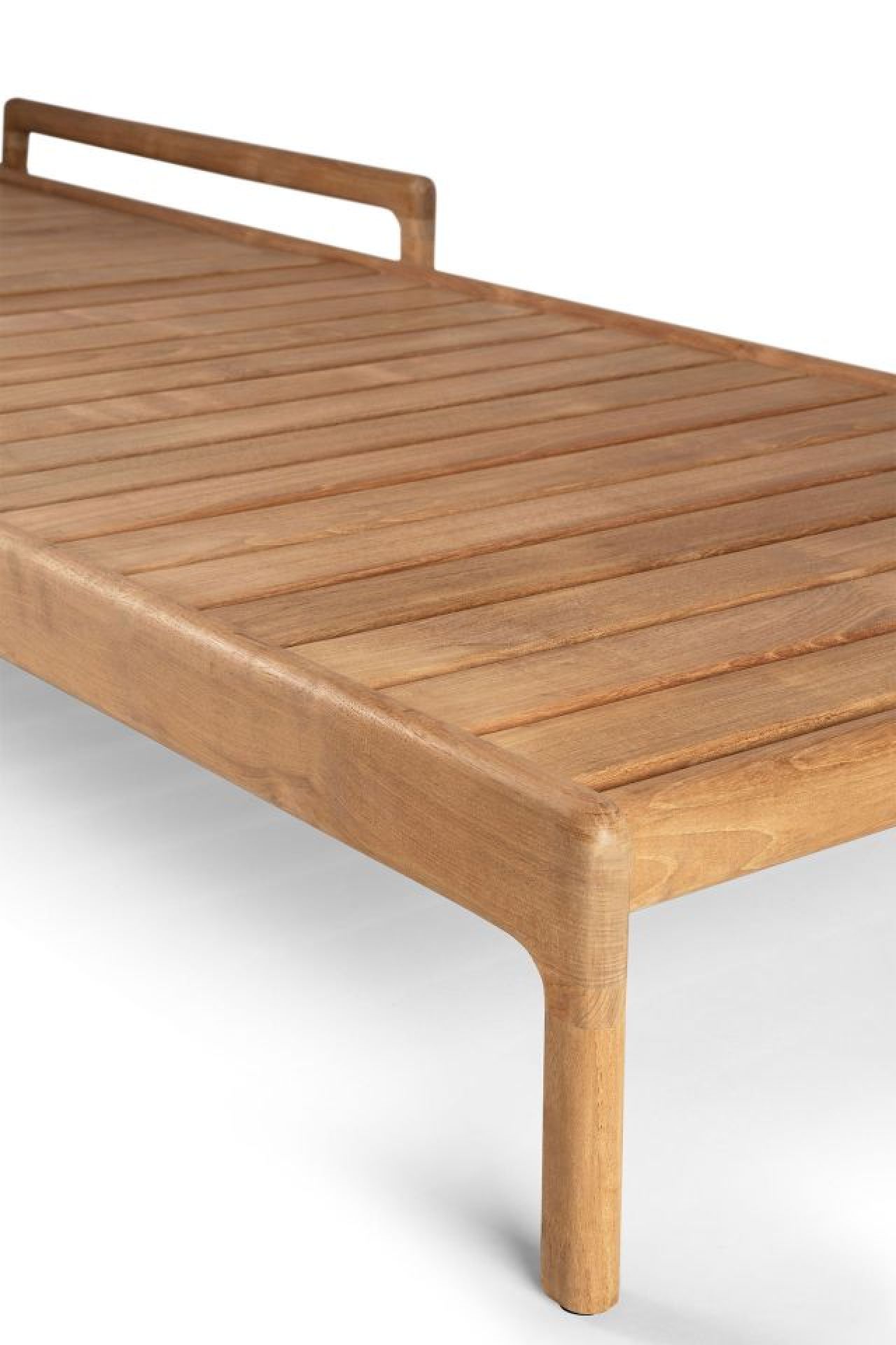 Detailaufnahme der Jack Outdoor Liege aus Teakholz von Ethnicraft, verstellbare Gartenliege.