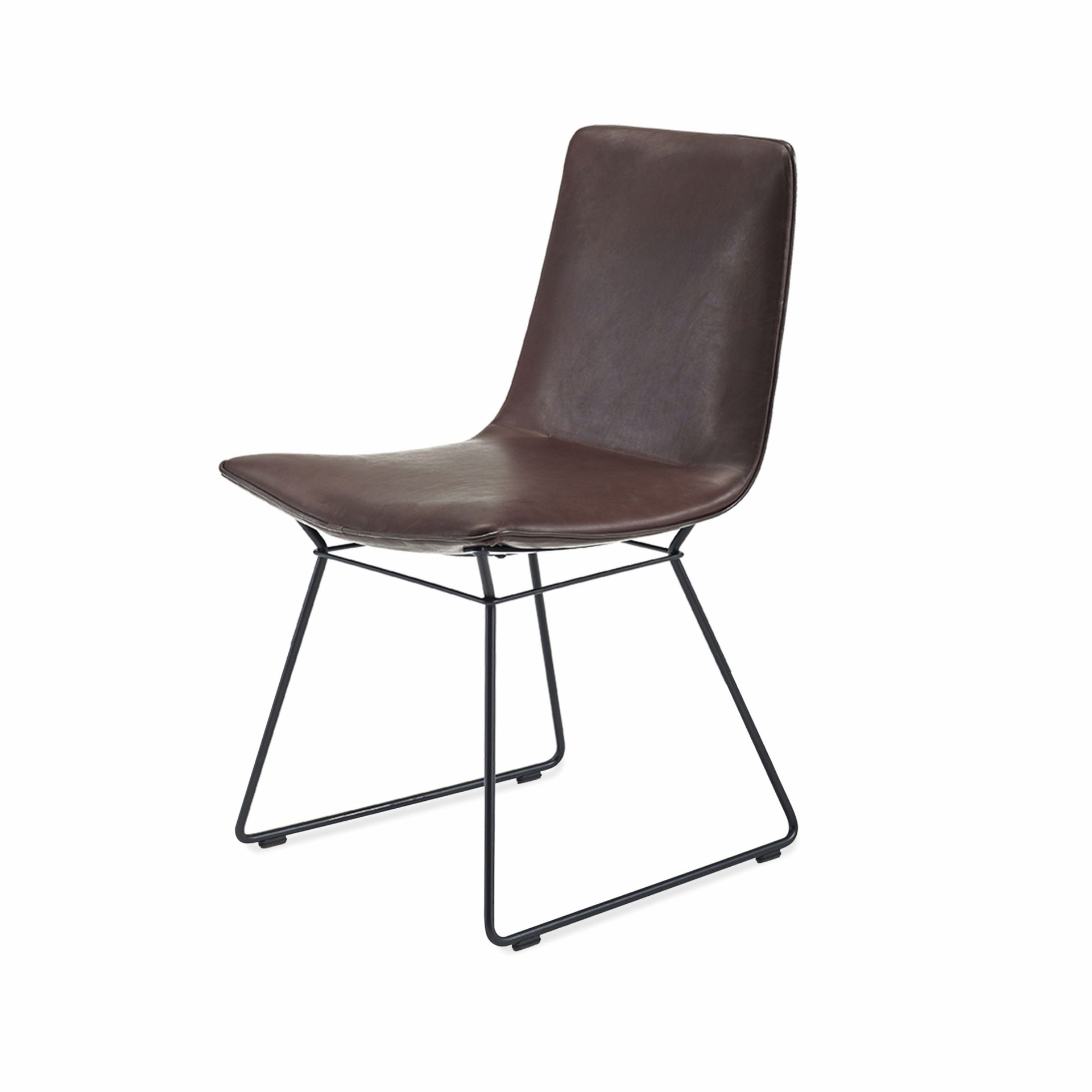 Amelie Basic Stuhl von Freifrau Manufaktur mit braunem Lederbezug und schwarzem Metallgestell, Freischwinger.