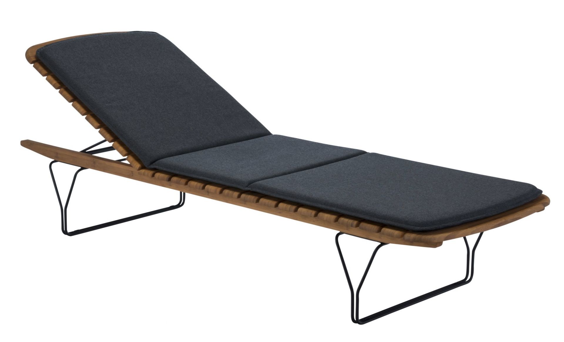 Molo Outdoor Kissen für Houe Sonnenliege aus Holz mit anthrazitfarbenem Bezug, ideal für Garten und Terrasse.