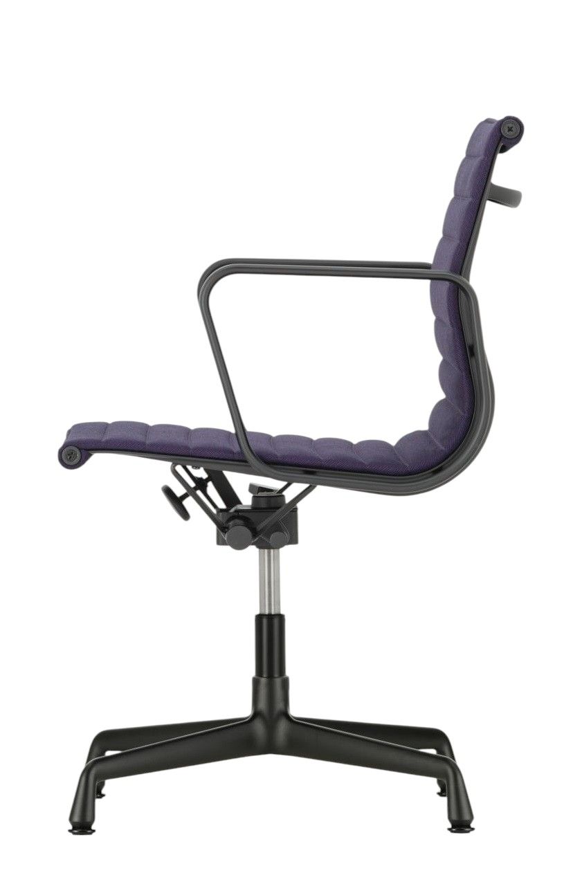 Vitra Aluminium Chair EA 131 in Lila, Bürostuhl mit Armlehnen und schwarzem Fußkreuz, Seitenansicht.