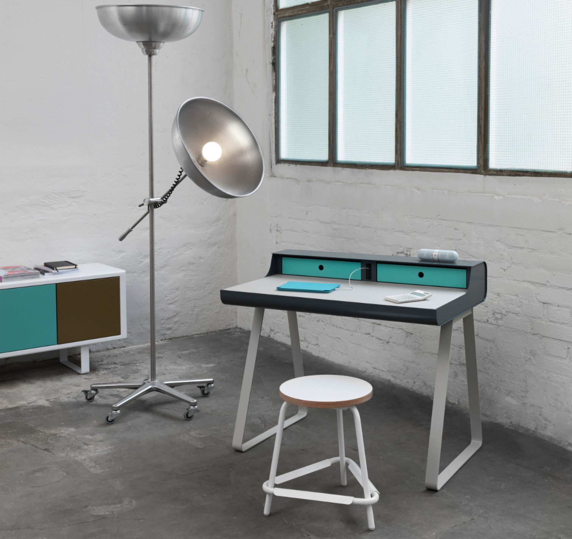 PS10 Sekretär von Müller Möbelfabrikation mit Hocker, Stehlampe und Kommode in modernem Büroambiente.