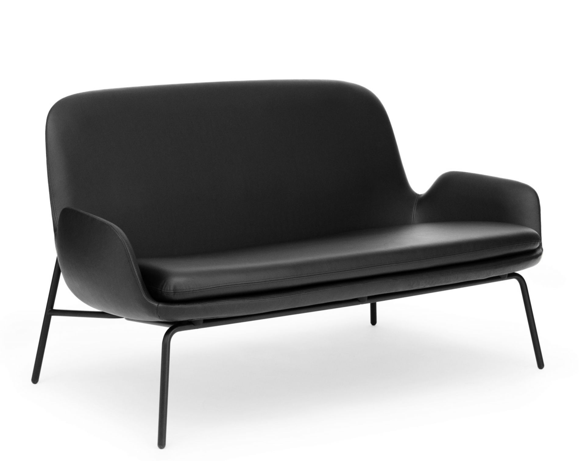 Schwarzes Era Sofa von Normann Copenhagen mit Lederbezug und filigranem Metallgestell.