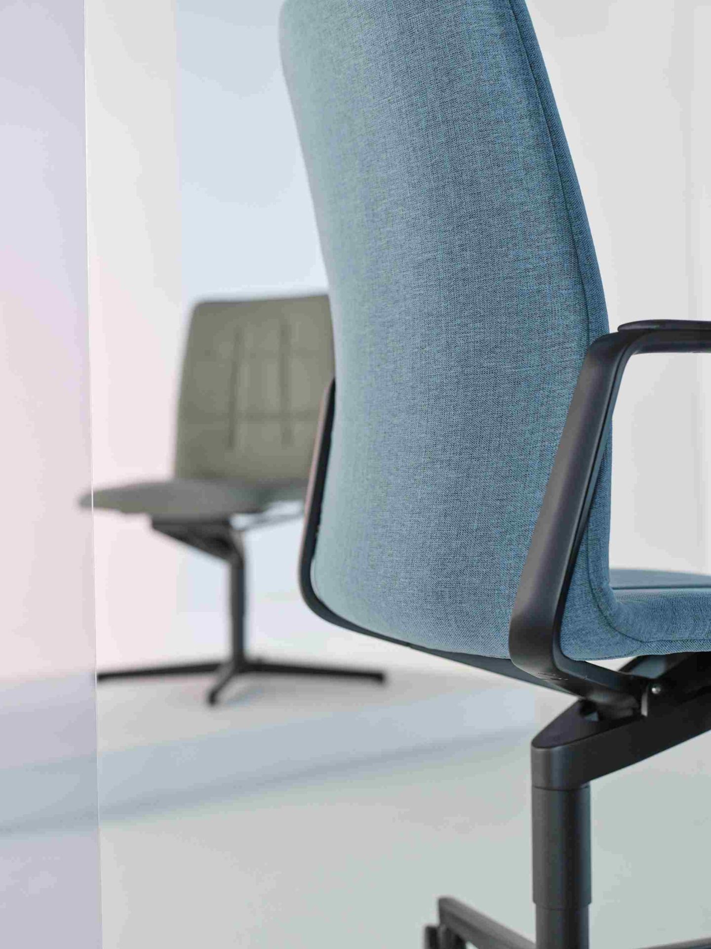 Detailaufnahme des Leadchair Evo Bürostuhls von Walter Knoll mit blauem Stoffbezug und Armlehnen.