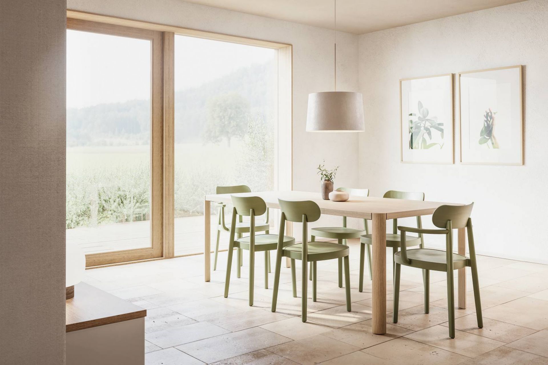 Heller Essbereich mit Thonet 1140 Esstisch aus Holz und grünen Holzstühlen unter Pendelleuchte.
