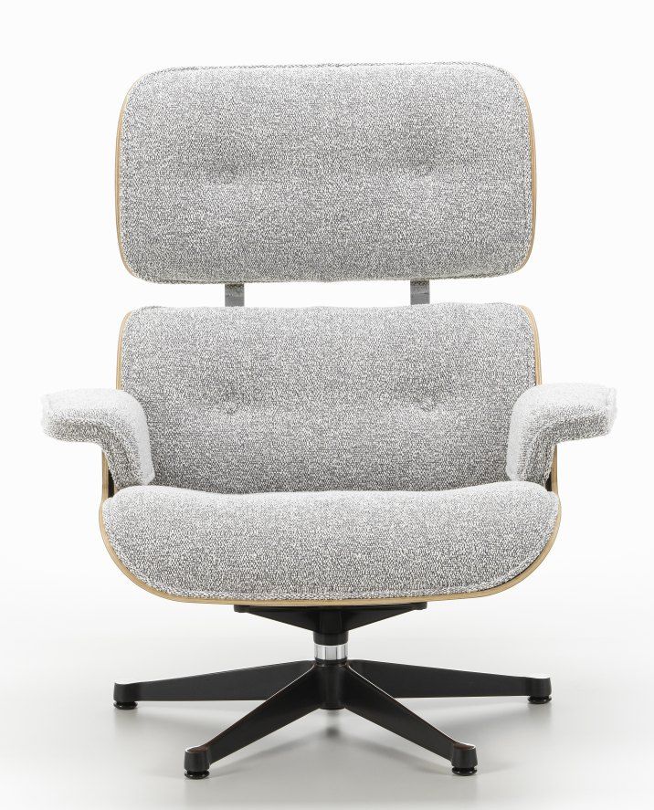 Eames Lounge Chair Sessel mit grauem Stoffbezug und schwarzem Fußkreuz, Ansicht von vorne.