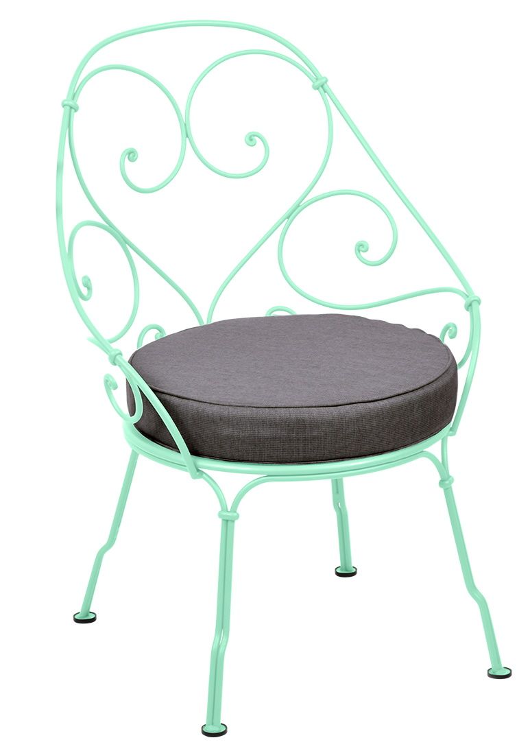 Fermob 1900 Sessel Cabriolet Outdoor in Mintgrün mit grauem Sitzkissen für Garten und Terrasse.