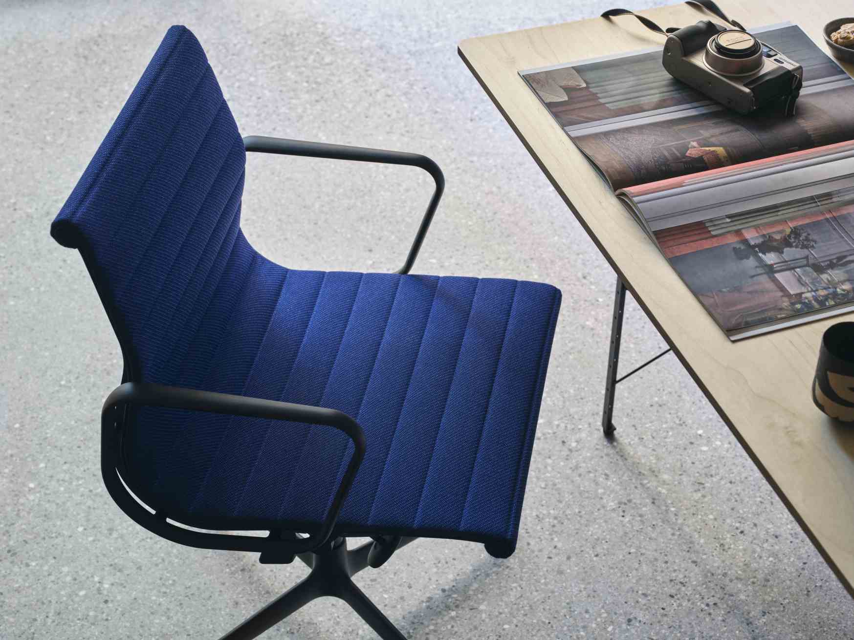 Blauer Aluminium Chair EA 132 von Vitra, Bürostuhl mit Armlehnen und Drehfuß, modernes Design.