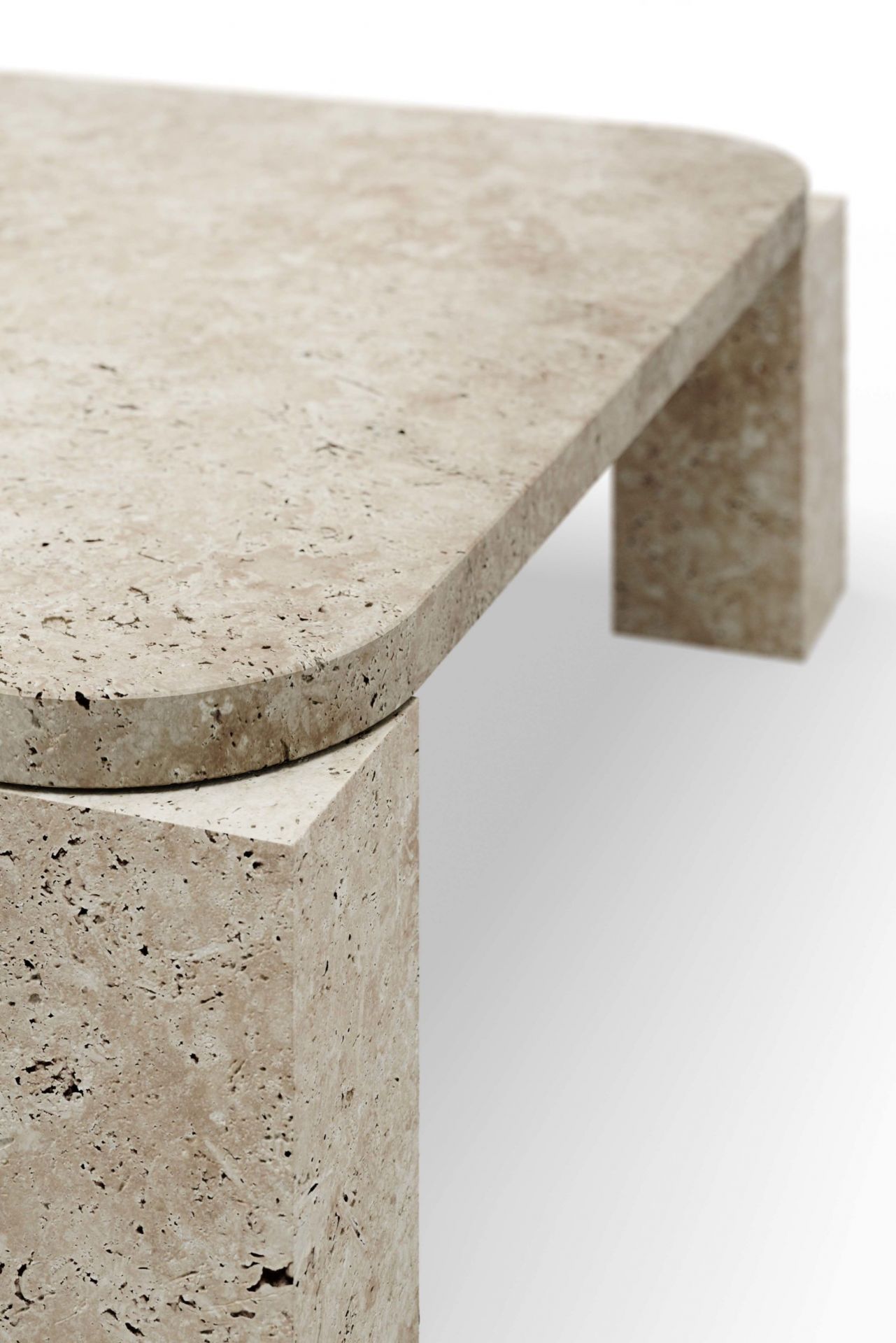 Detailaufnahme des Atlas Couchtischs von New Works aus Travertin, moderner Wohnzimmertisch.