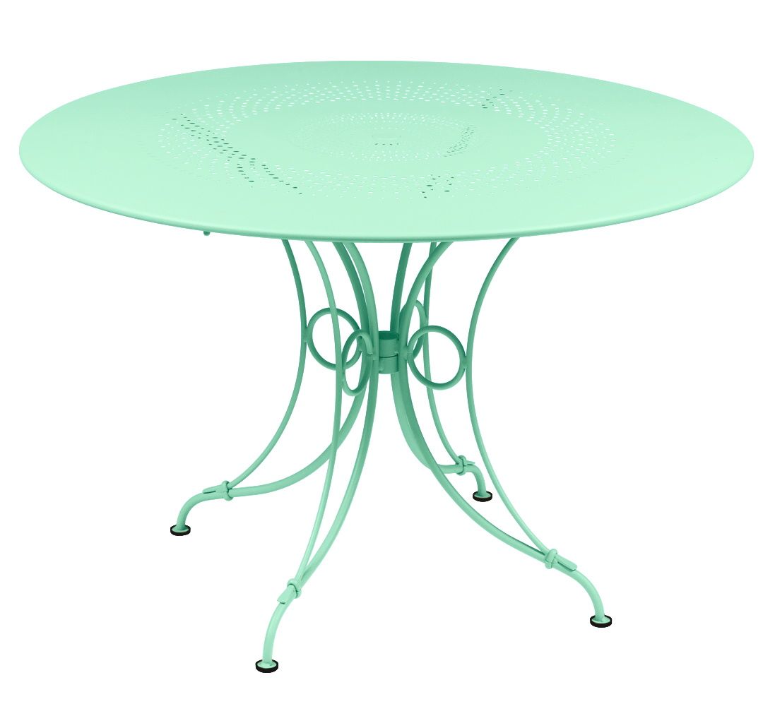 Fermob 1900 Gartentisch, runder Outdoor-Tisch aus Metall in Mintgrün mit filigranem Lochmuster.