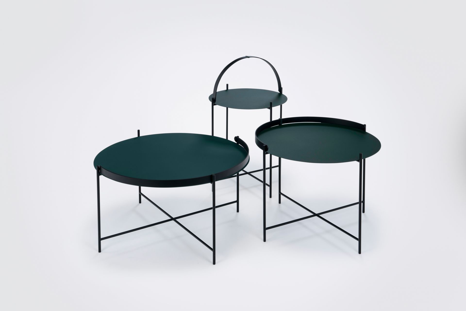 Drei grüne Edge Tray Table Beistelltische von Houe, verschiedene Höhen, schwarzes Metallgestell, Outdoor geeignet.