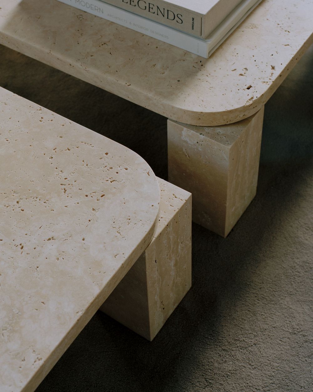 Detailaufnahme des Atlas Couchtischs von New Works aus Travertin, moderner Wohnzimmertisch.