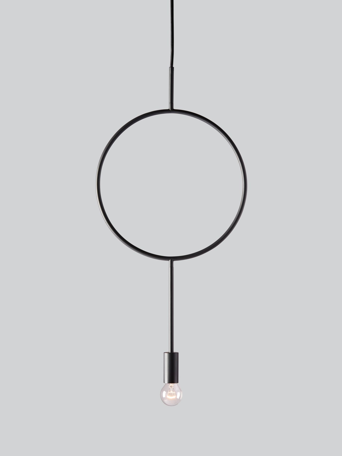 Schwarze Circle Pendelleuchte von Northern mit Glühbirne. Moderne Hängelampe für Wohnzimmer und Esszimmer.