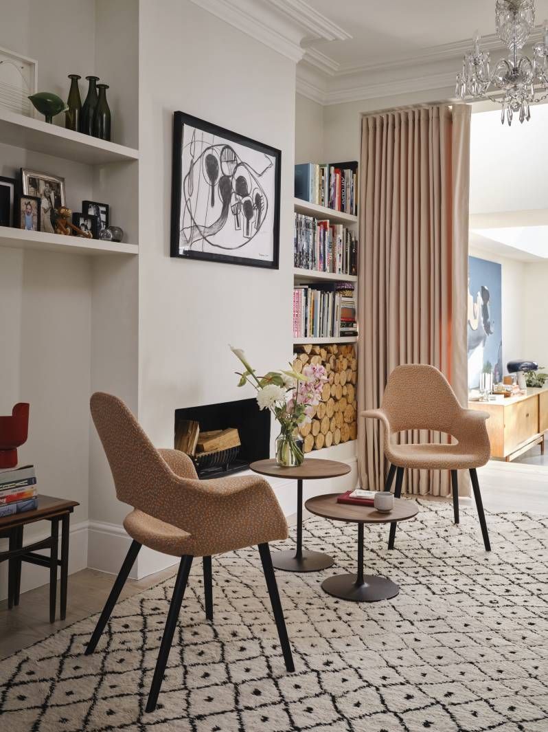 Zwei Organic Conference Stühle von Vitra mit Kvadrat Ria Stoff in stilvollem Wohnzimmer.